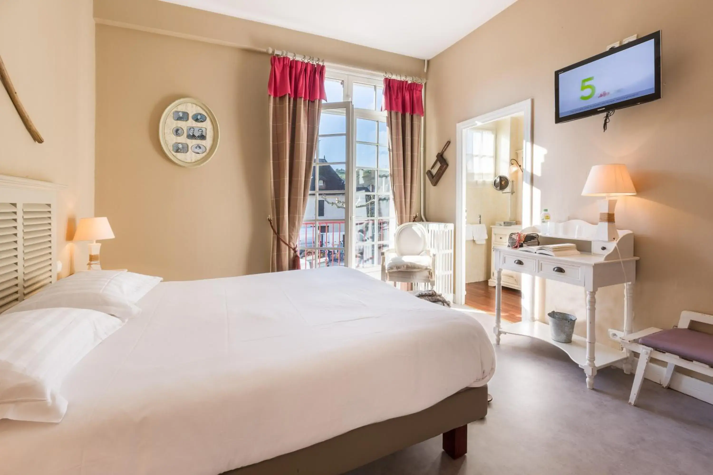 Comfort Double Room in Logis Hôtel Le Beaulieu Comfort Double Room in Logis Hôtel Le Beaulieu