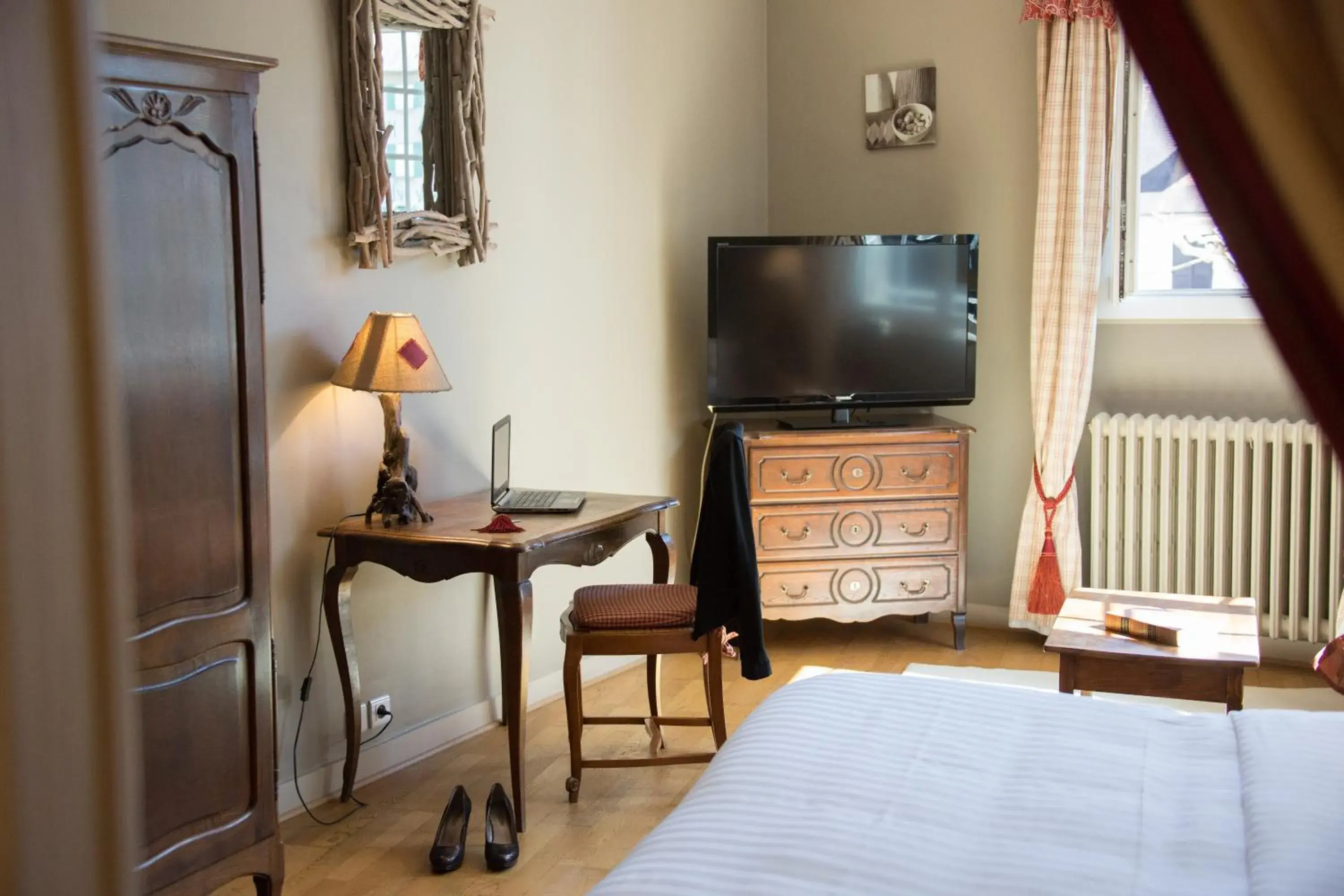 Bedroom, Bed in Logis Hôtel Le Beaulieu Bedroom, Bed in Logis Hôtel Le Beaulieu