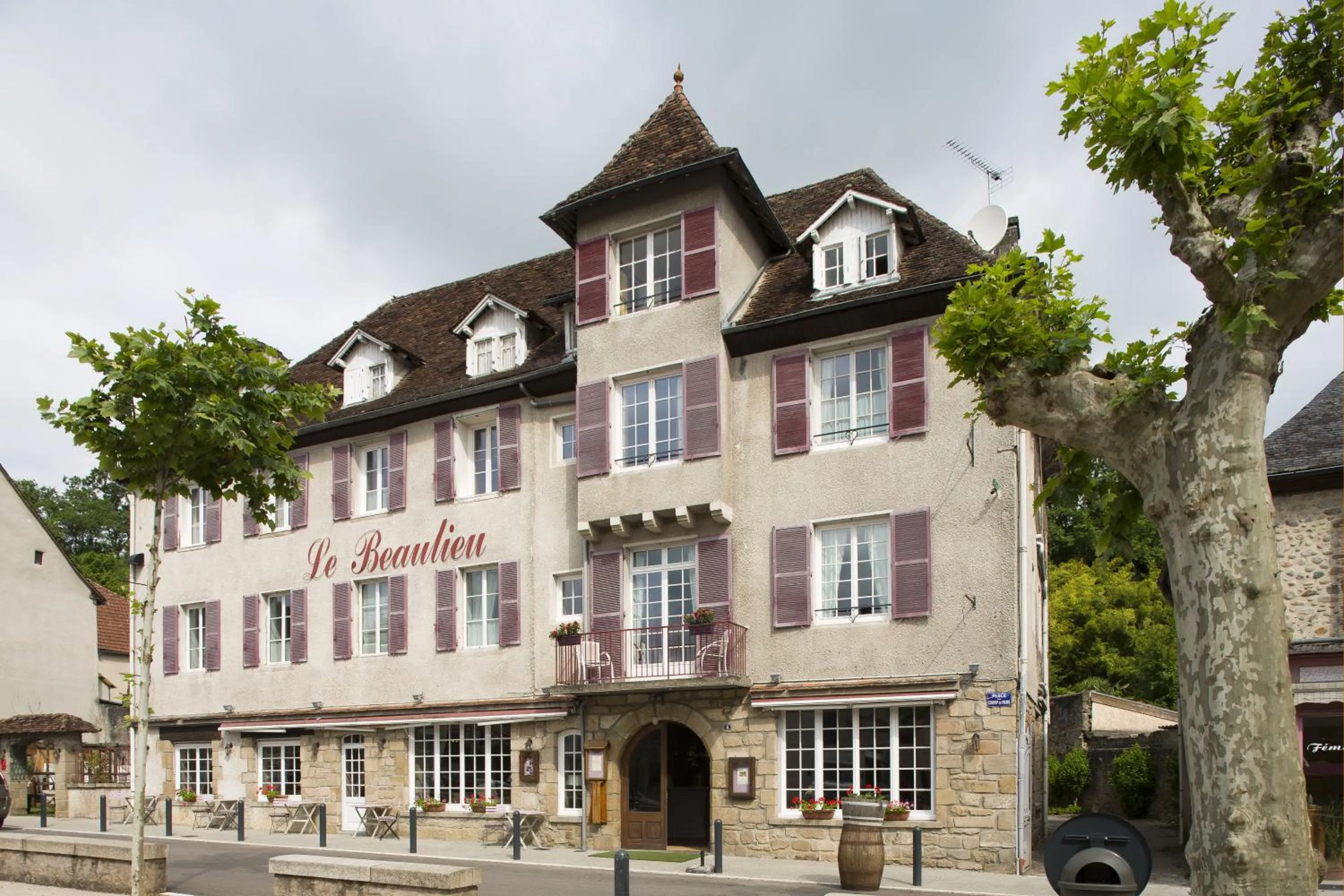 Facade/entrance in Logis Hôtel Le Beaulieu