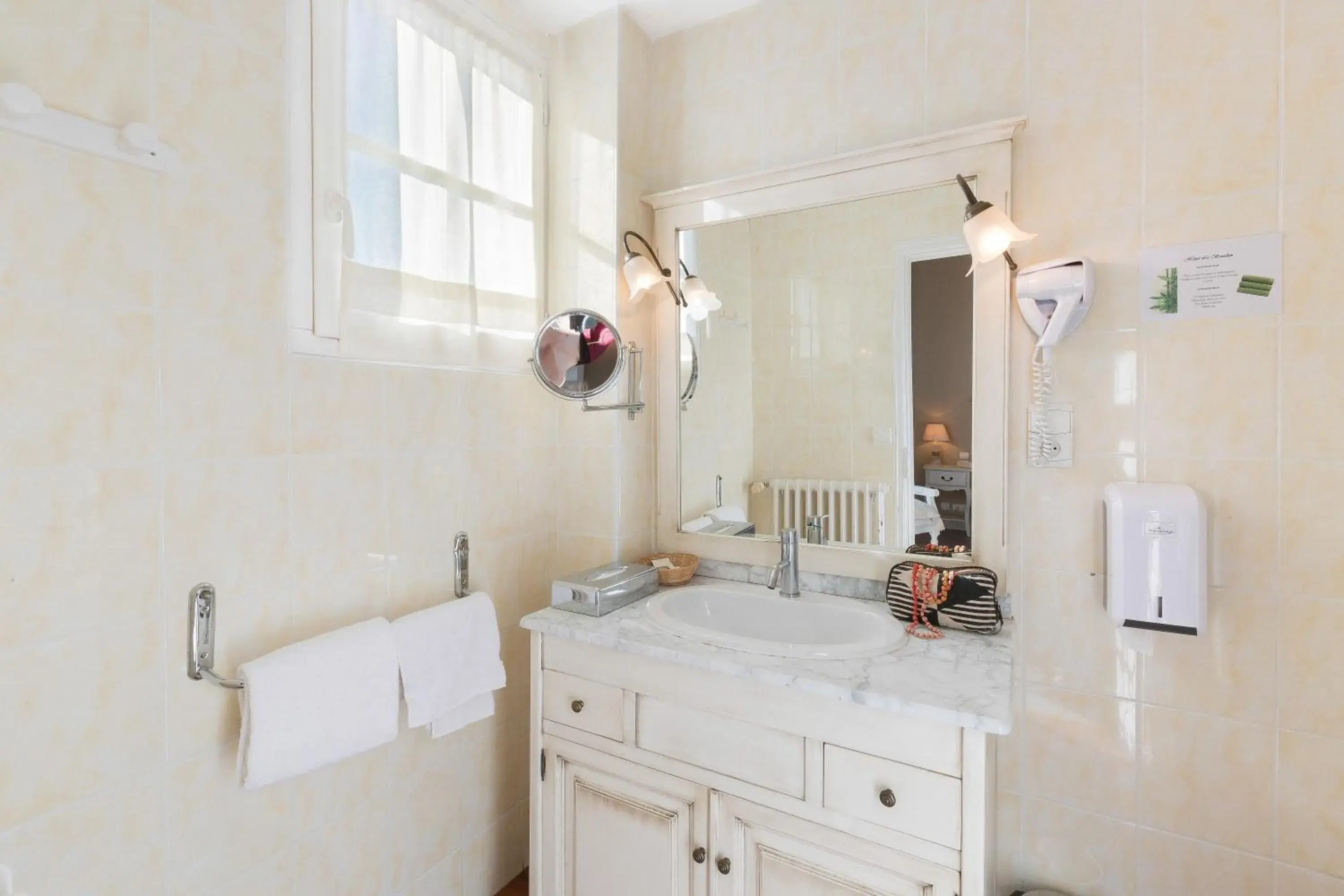Bathroom in Logis Hôtel Le Beaulieu Bathroom in Logis Hôtel Le Beaulieu