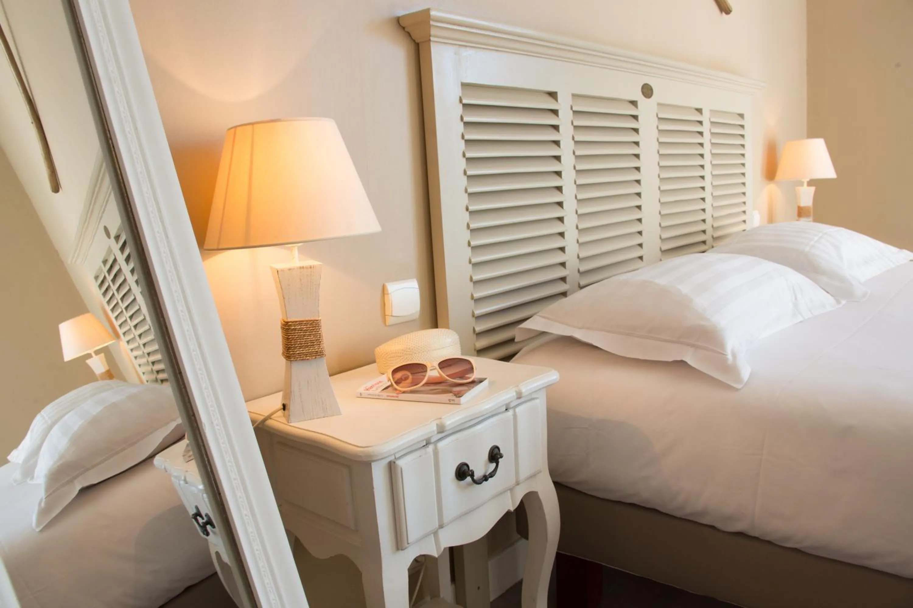 Bedroom, Bed in Logis Hôtel Le Beaulieu