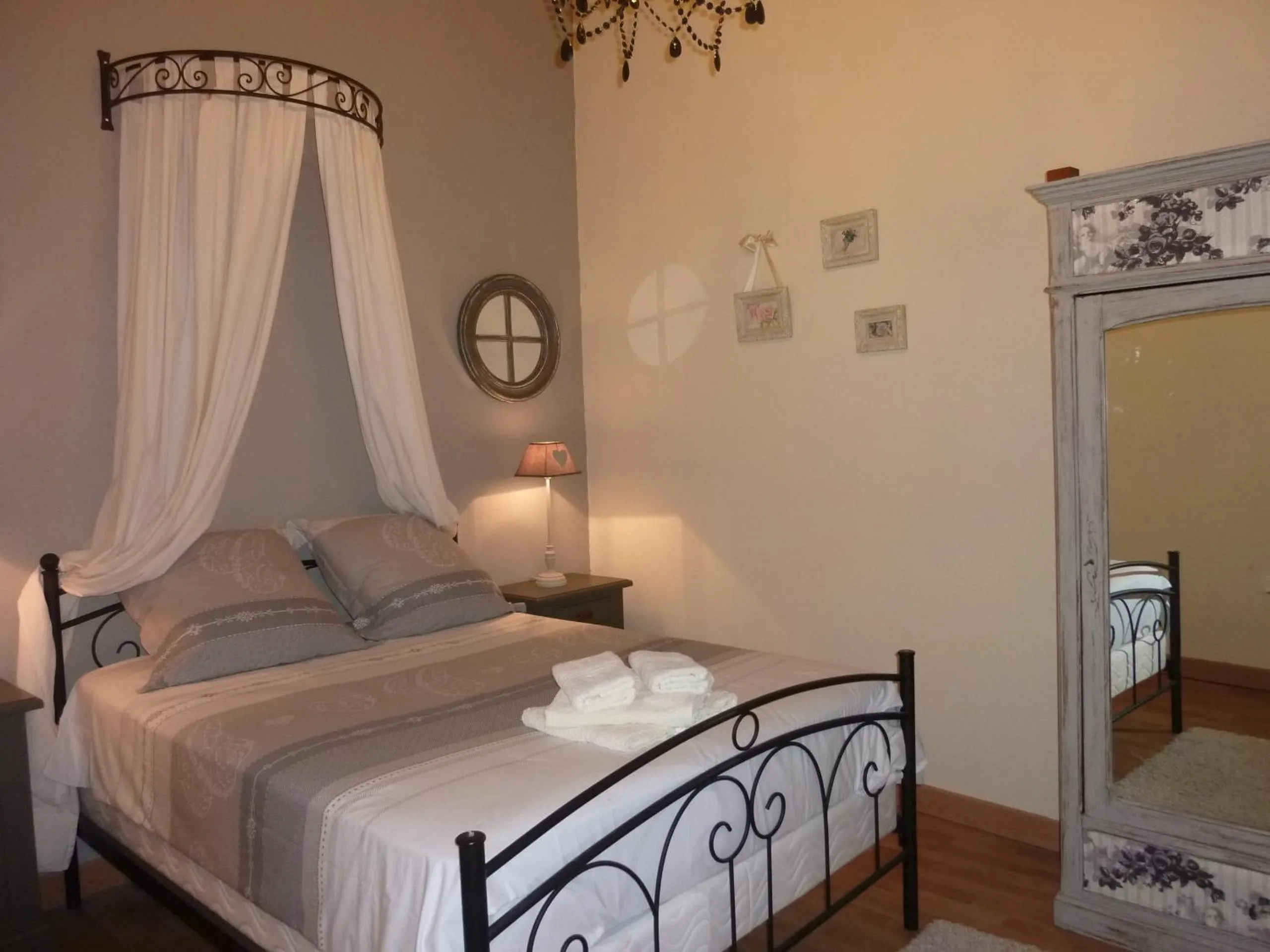 Bedroom, Bed in Le Comptoir des Ecoliers