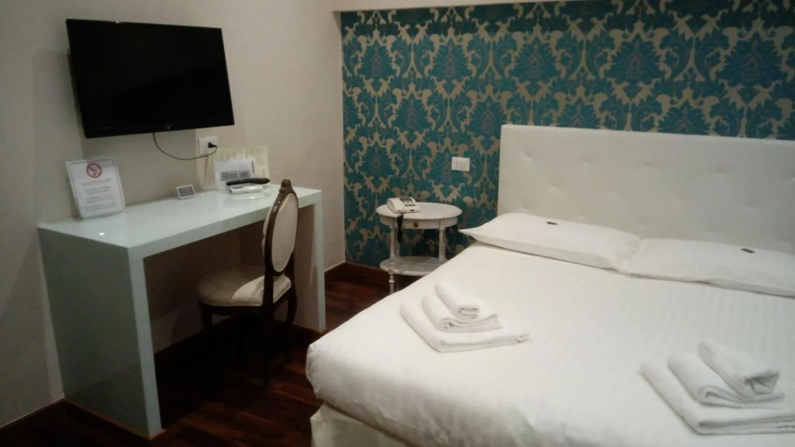 TV and multimedia, Bed in Antico Hotel Moderno