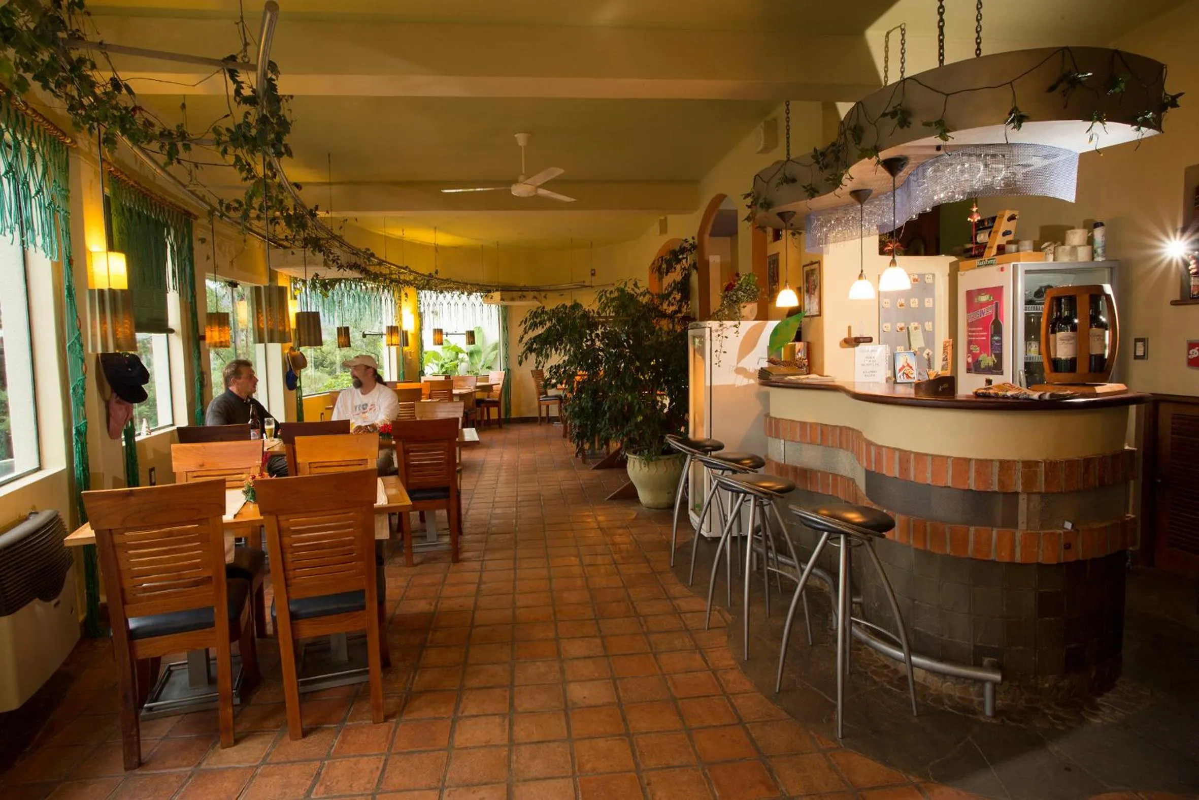 Restaurant/places to eat in La Pasarela