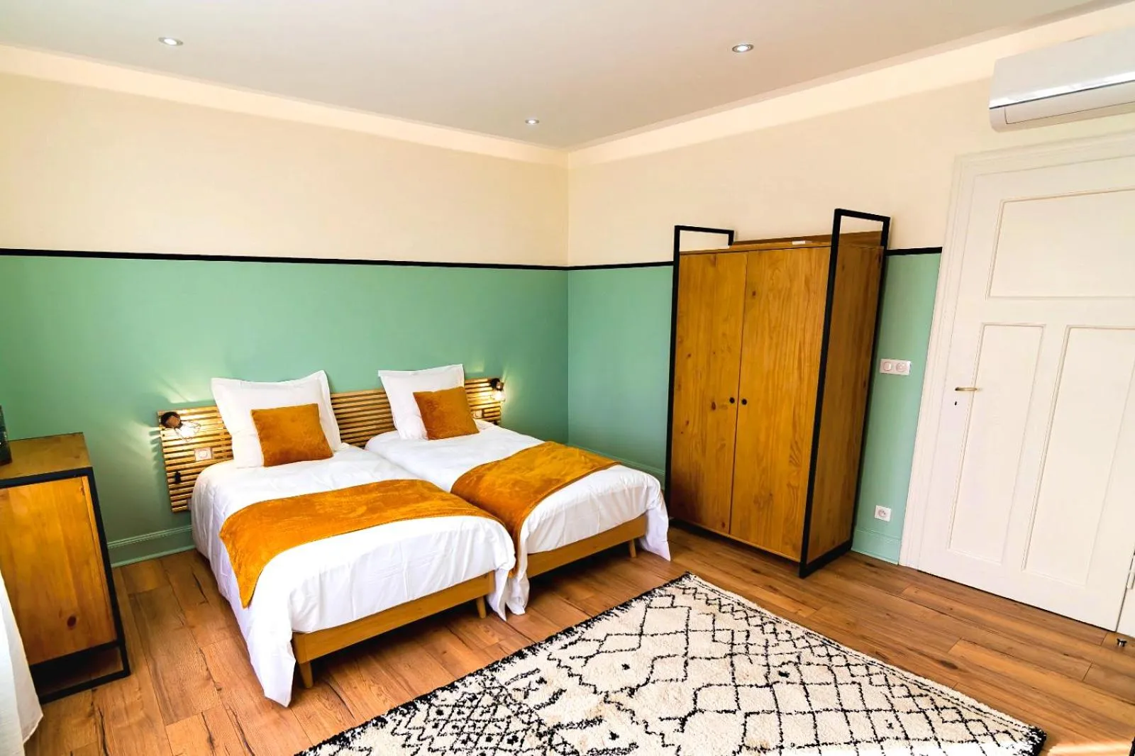 Bed in Bel AMI 02 - Turquoise & OR - Moderne Chic - Centre Ville - Accès Jardin - Clim - Wifi - Parking - Localisation idéale