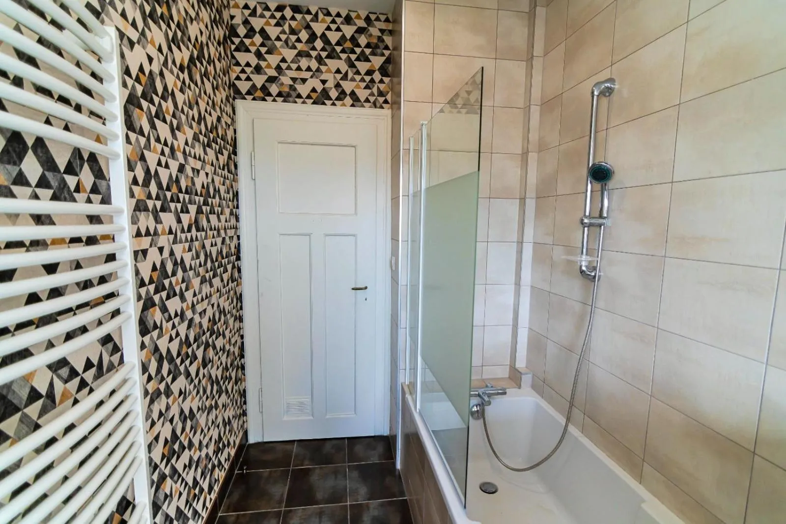 Shower in Bel AMI 02 - Turquoise & OR - Moderne Chic - Centre Ville - Accès Jardin - Clim - Wifi - Parking - Localisation idéale