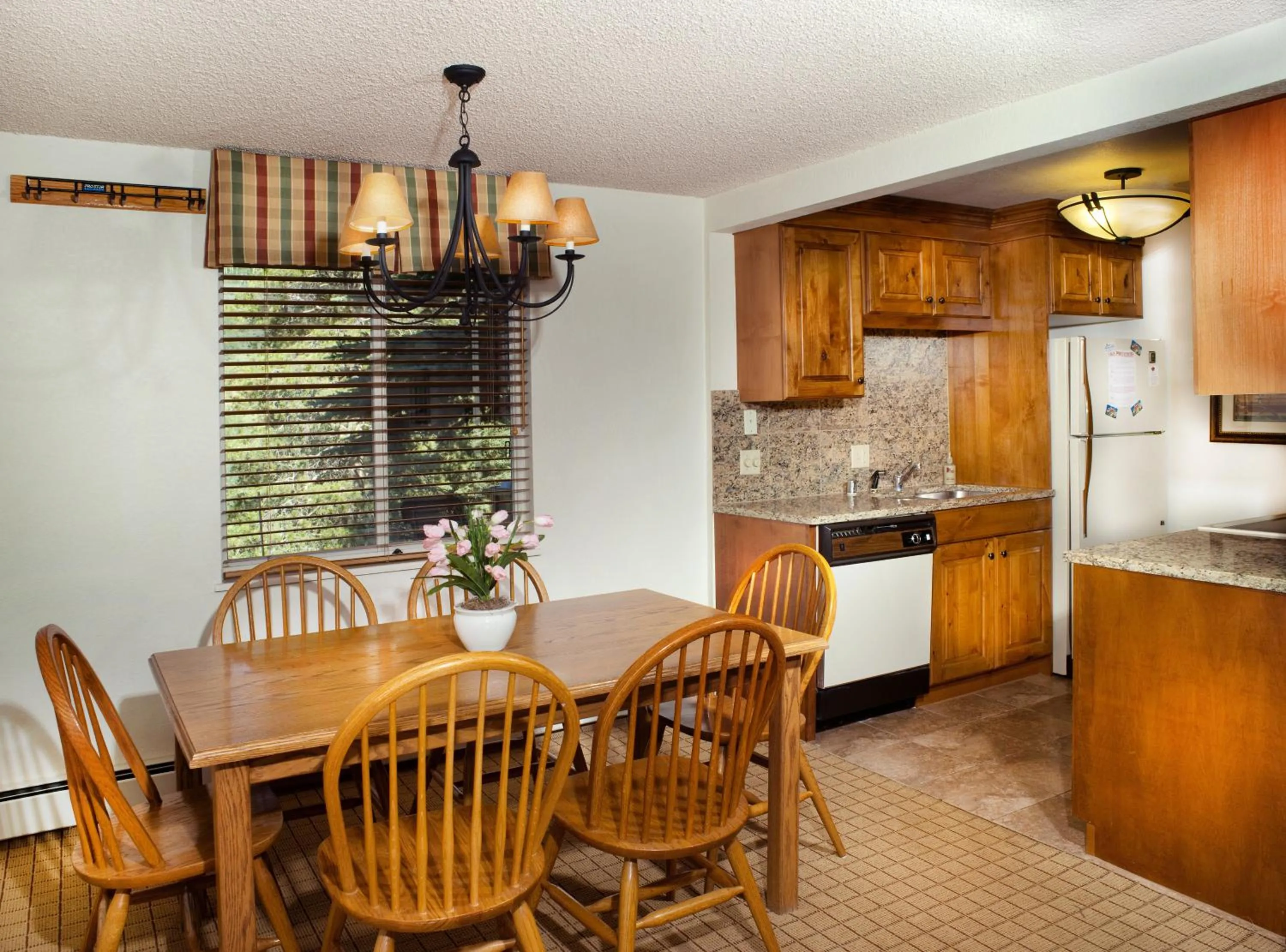 Dining area in GetAways at Eagle Point Resort