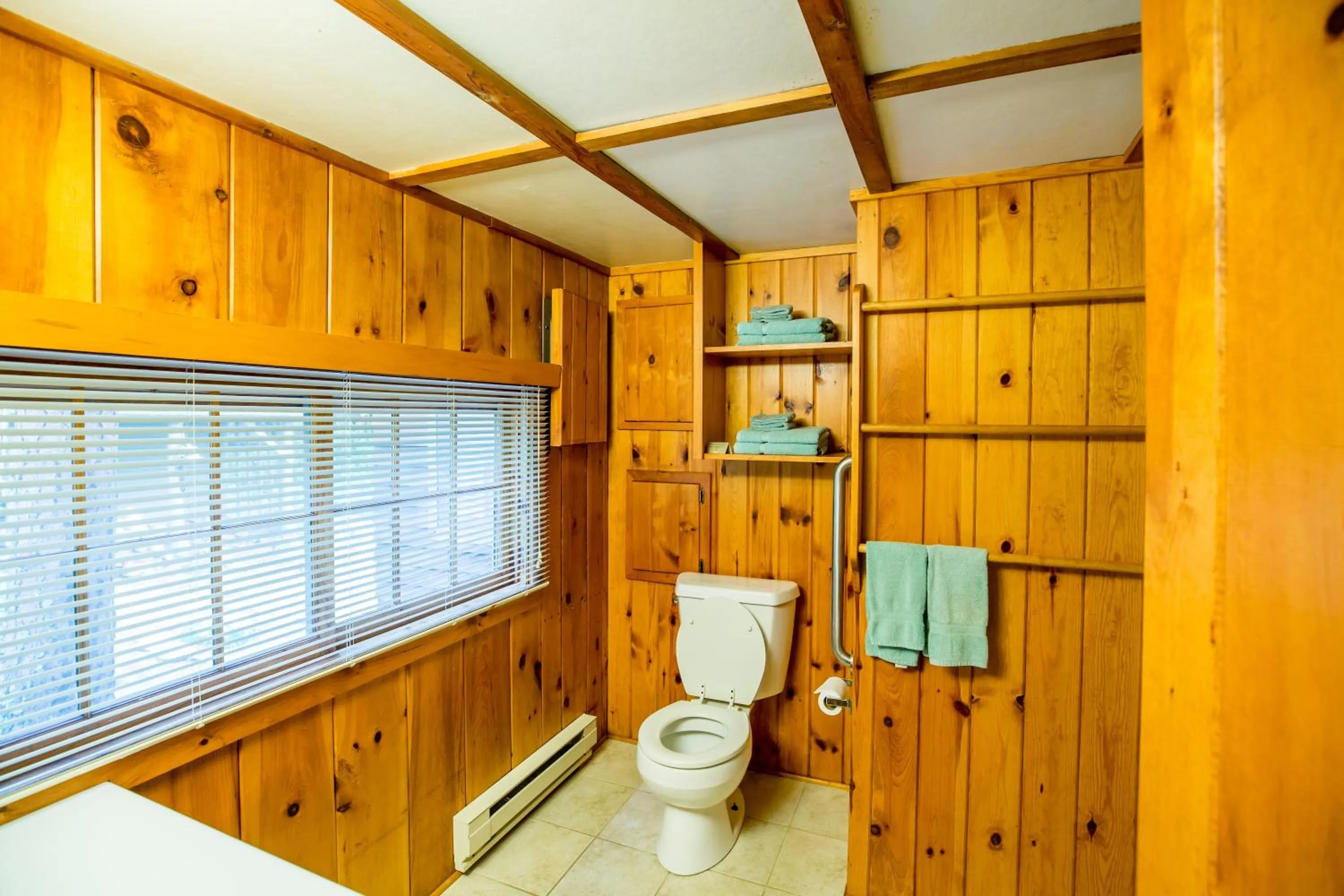 Shower in Ludlow's Island Resort