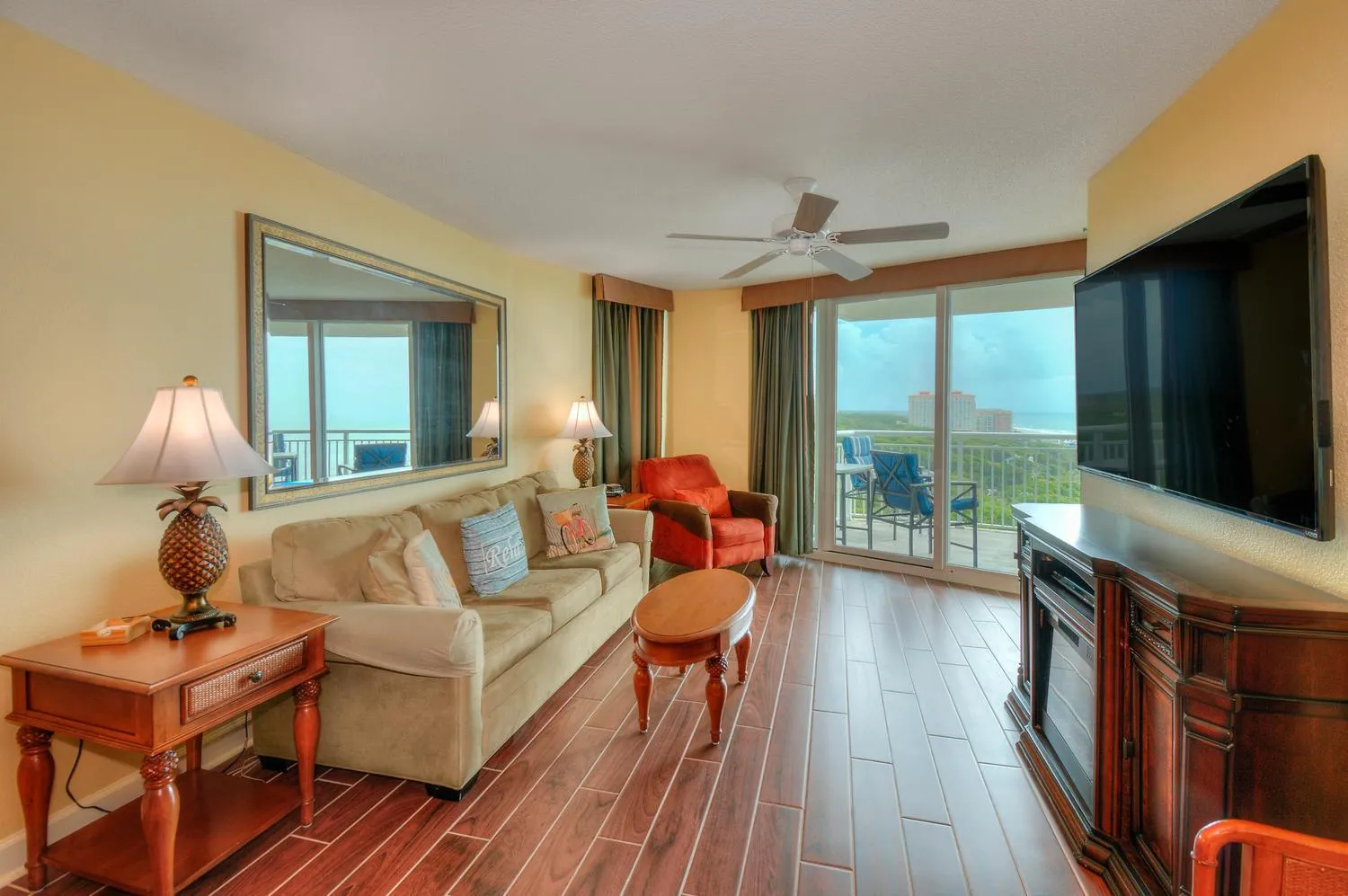 Communal lounge/ TV room in Horizon at 77th Avenue North by Palmetto Vacations