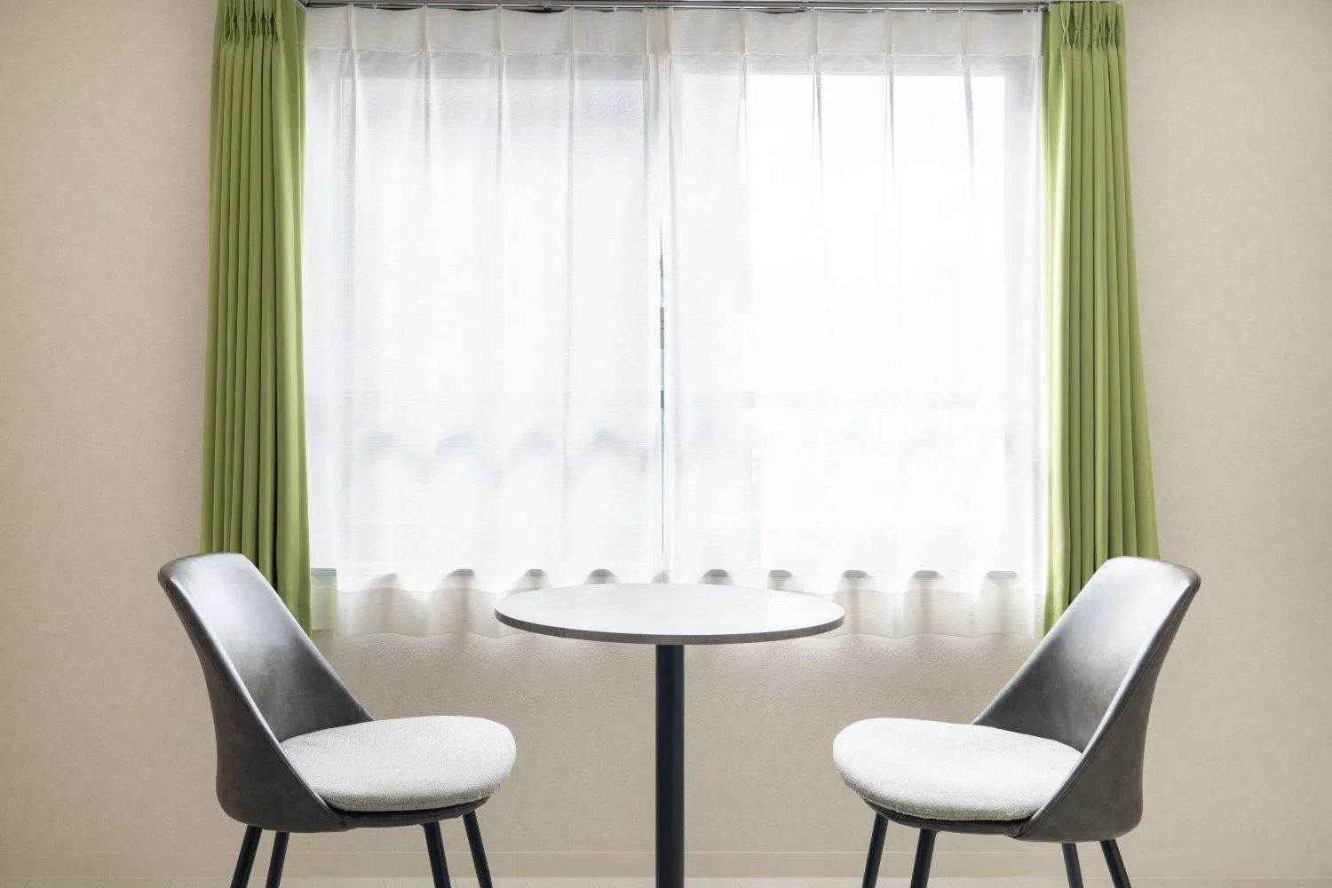 Seating area in Laurea Tower Ikebukuro