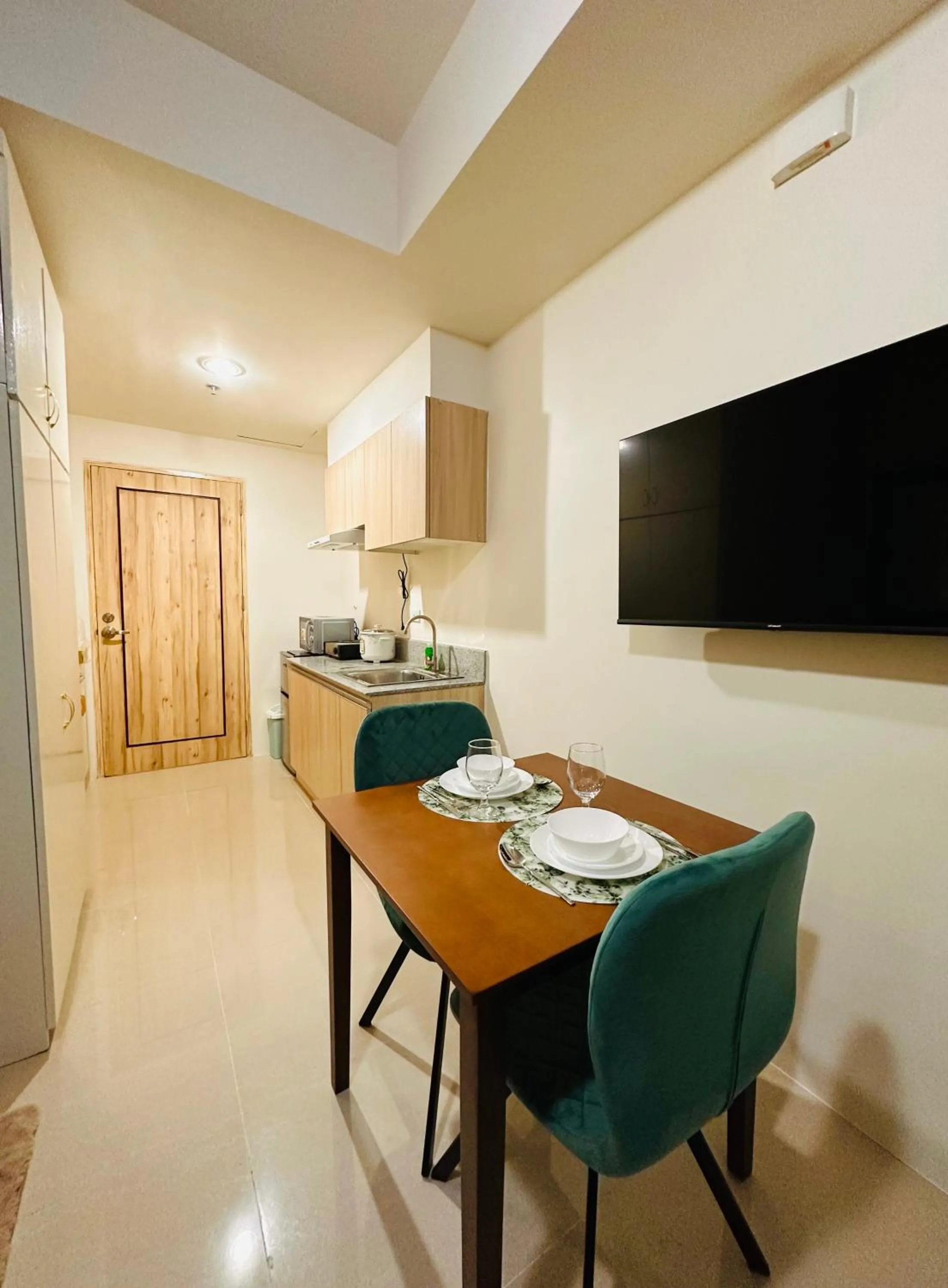 Lengs Place 2 - Studio with Balcony at Inspiria Condo, Beside Abreeza Mall