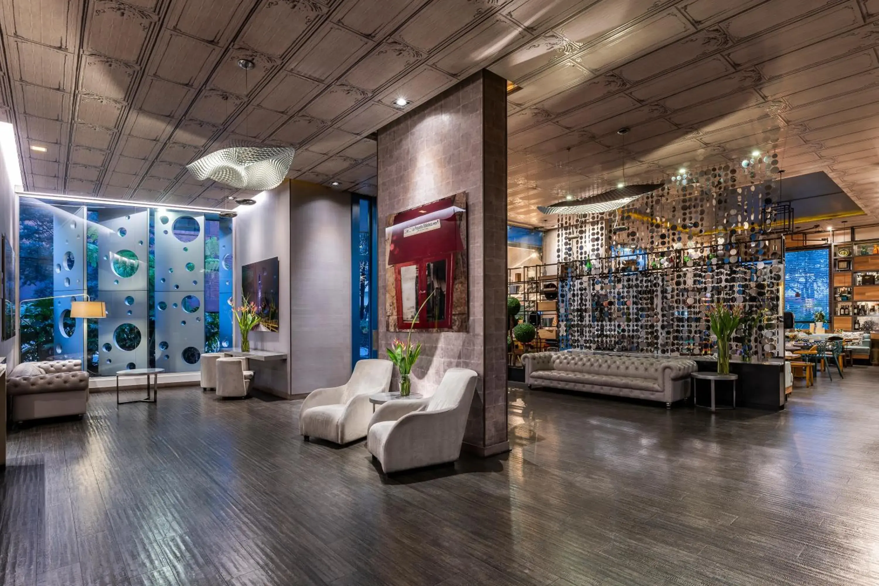 Living room in Hotel 100 Luxury Suites by Preferred Living room in Hotel 100 Luxury Suites by Preferred