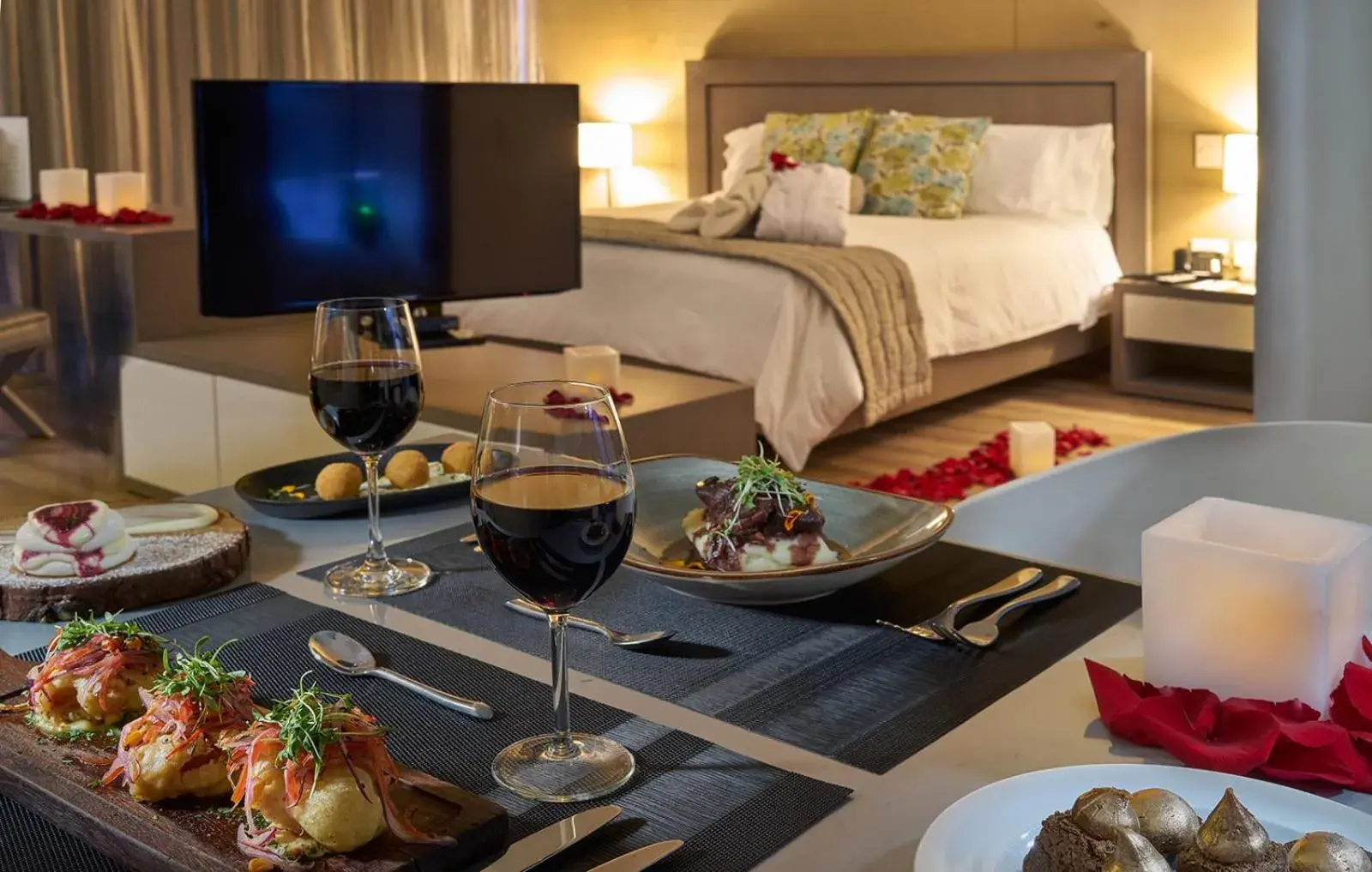 Bedroom, Bed in Hotel 100 Luxury Suites by Preferred Bedroom, Bed in Hotel 100 Luxury Suites by Preferred