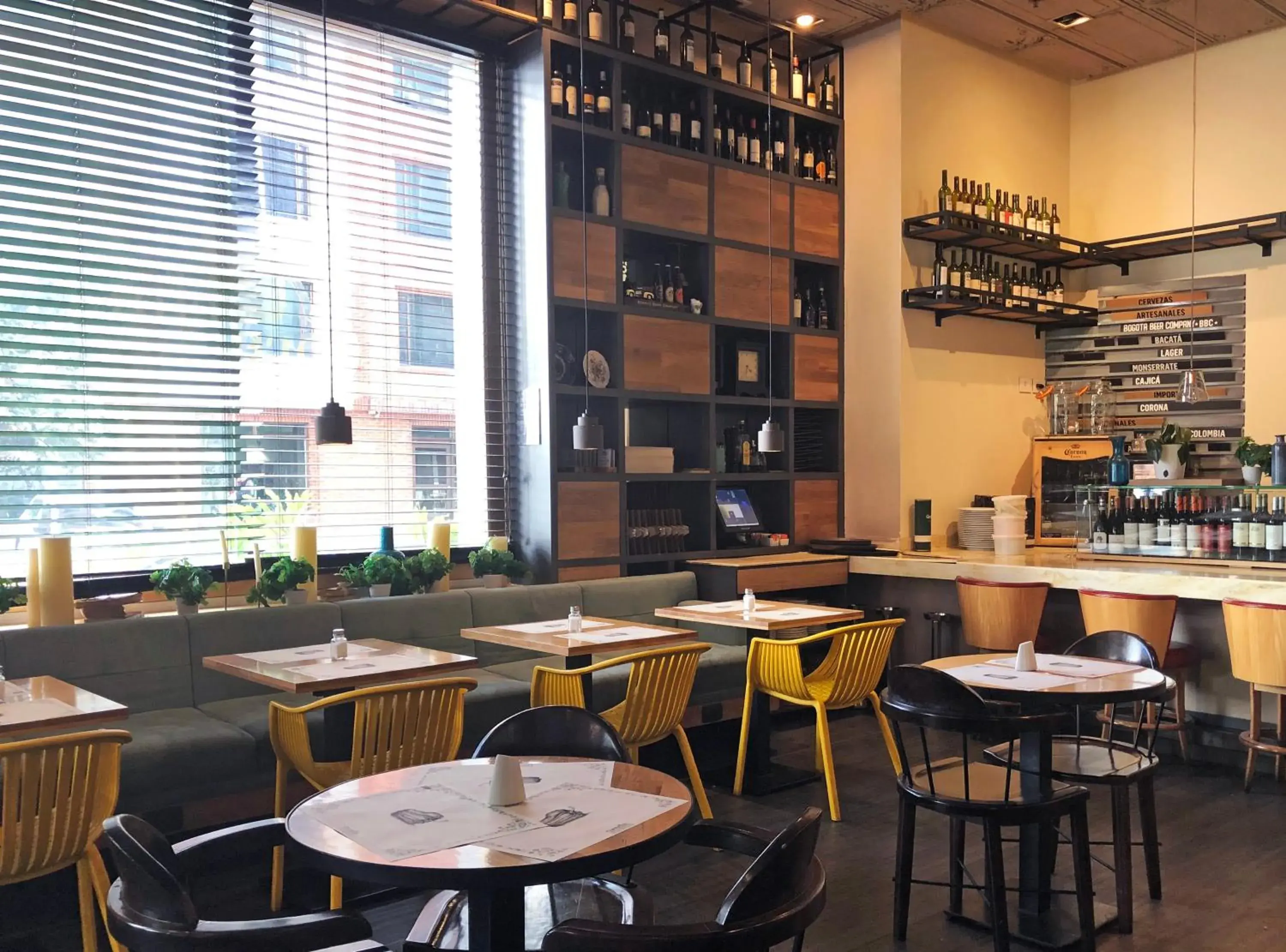 Restaurant/places to eat in Hotel 100 Luxury Suites by Preferred Restaurant/places to eat in Hotel 100 Luxury Suites by Preferred