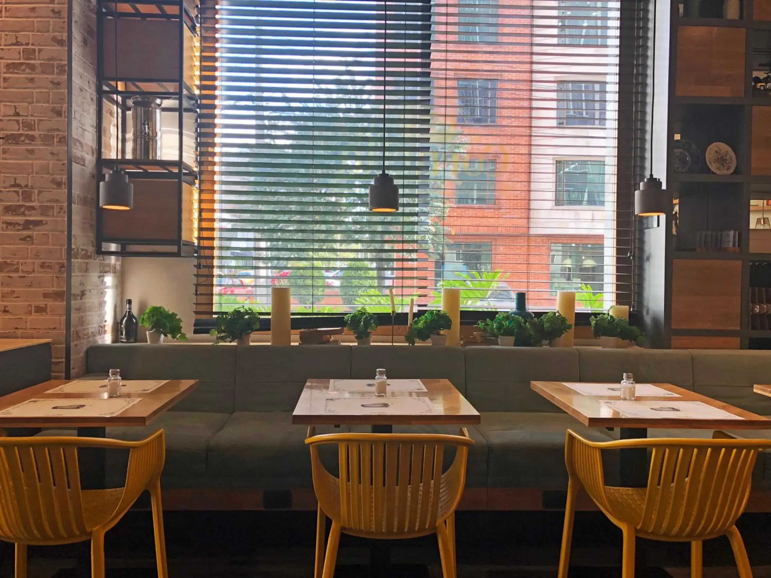 Restaurant/places to eat in Hotel 100 Luxury Suites by Preferred Restaurant/places to eat in Hotel 100 Luxury Suites by Preferred