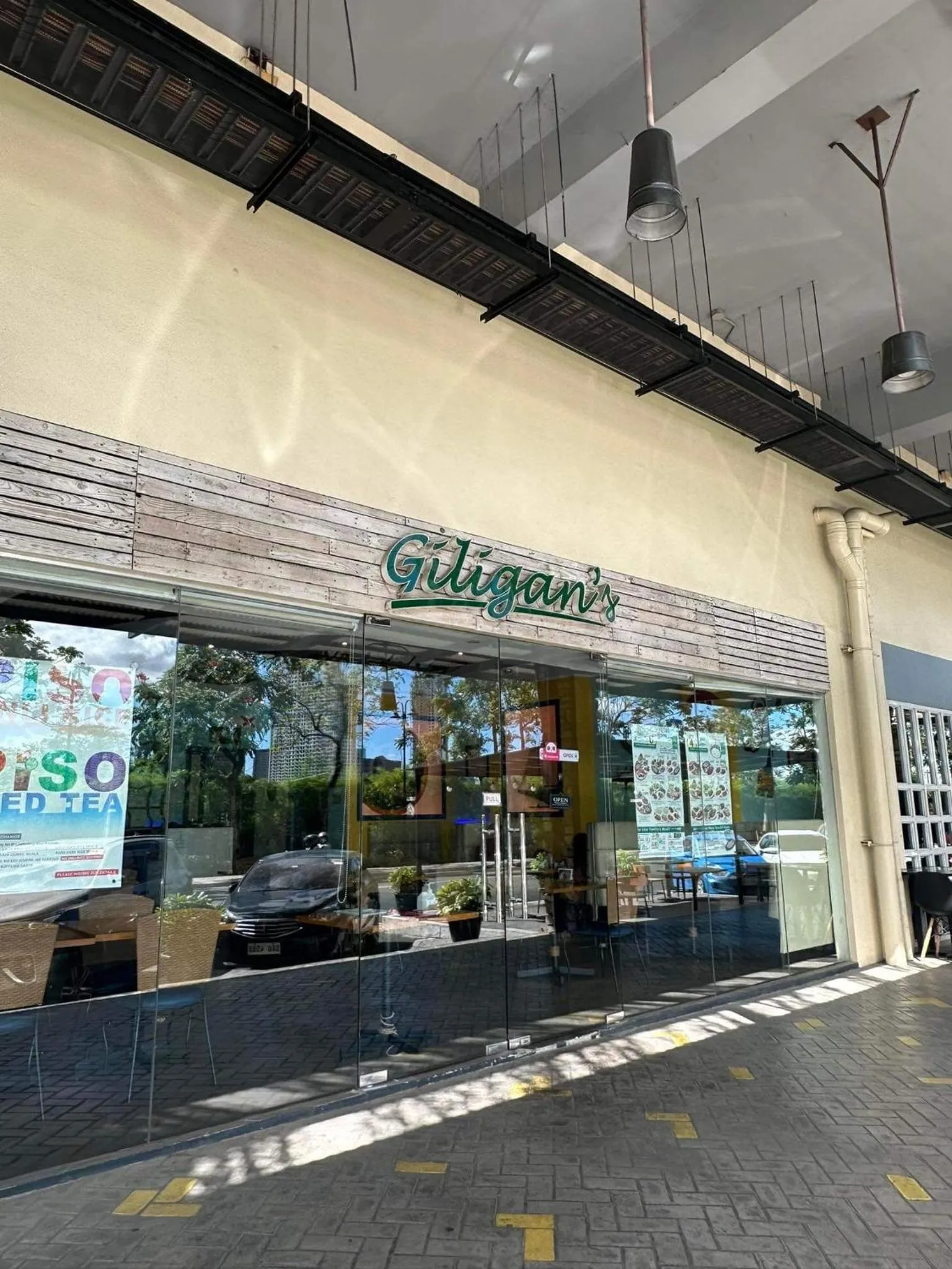 Restaurant/places to eat in Modern Comfort Your Gateway to Quezon City One Free Parking