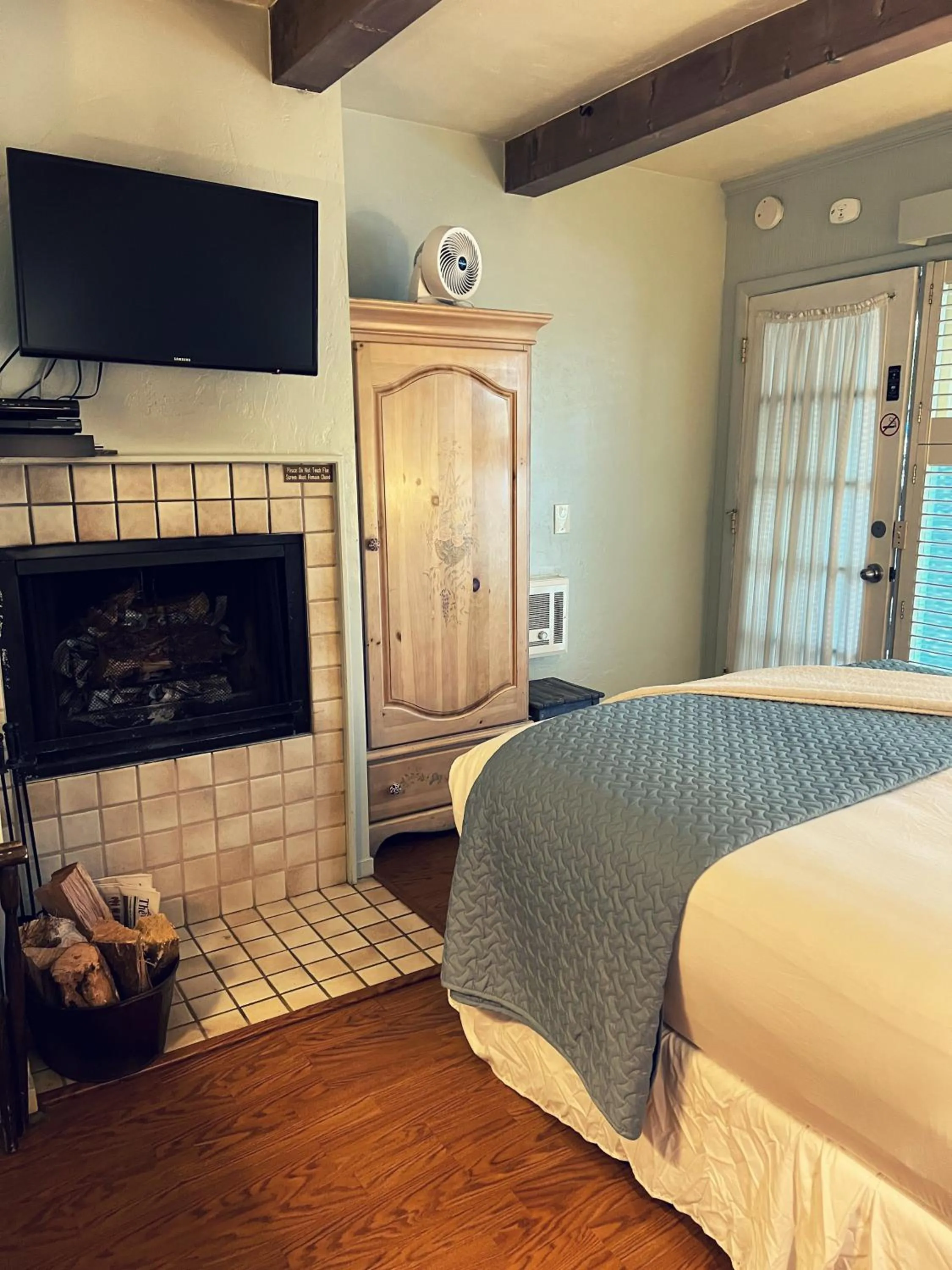 flat iron, Bed in Carmel Garden Inn