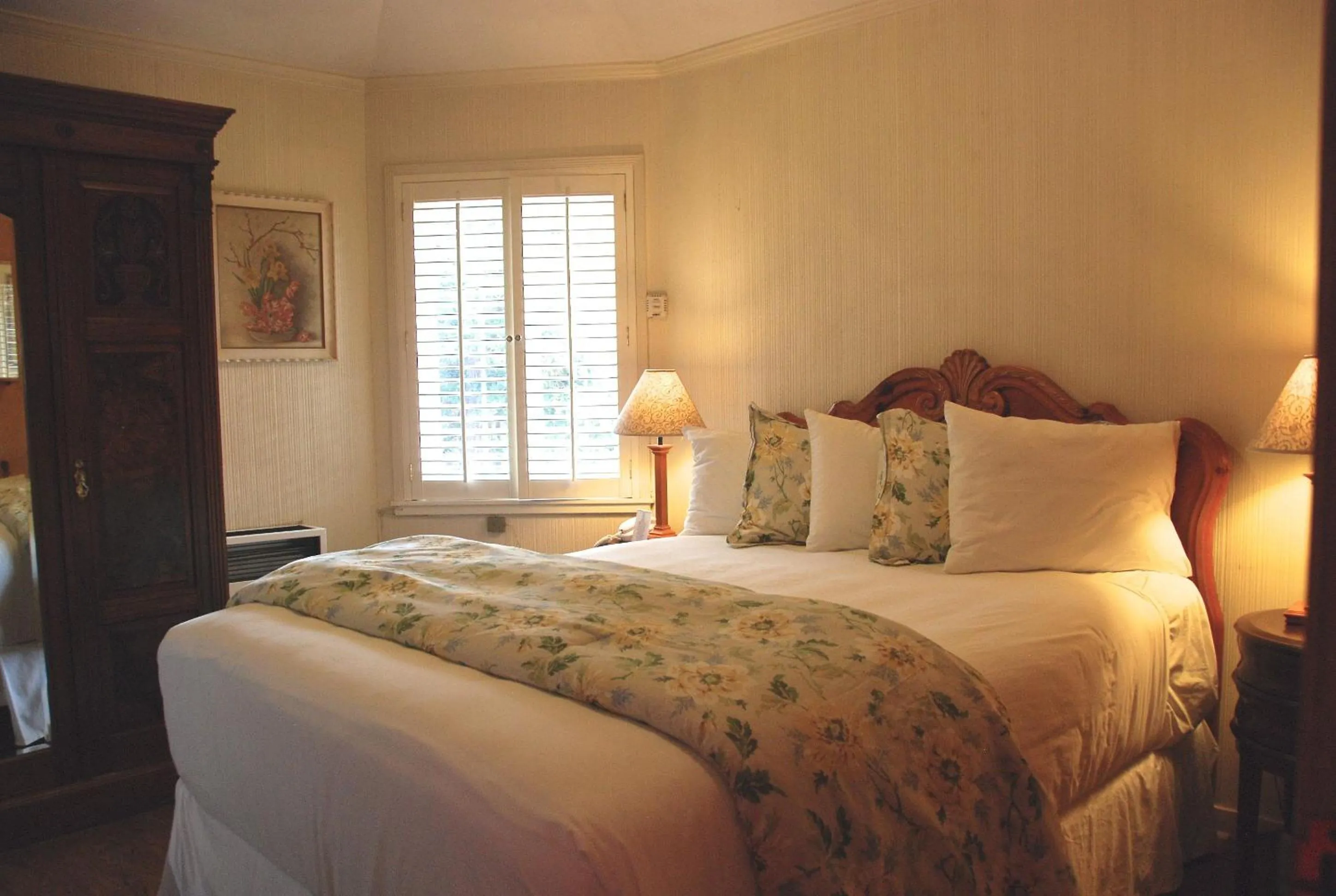 Bedroom, Bed in Carmel Garden Inn