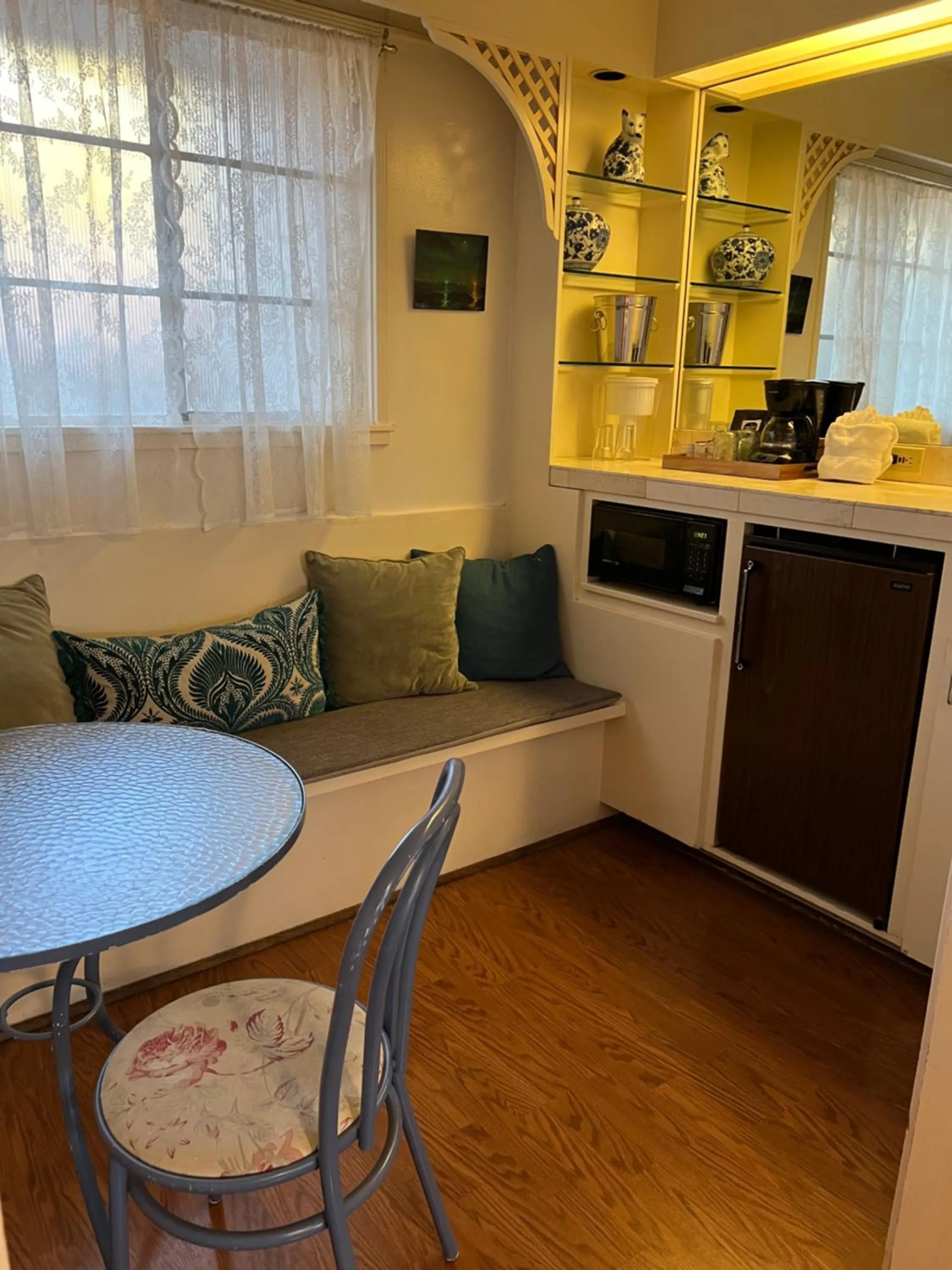 Kitchen or kitchenette in Carmel Garden Inn