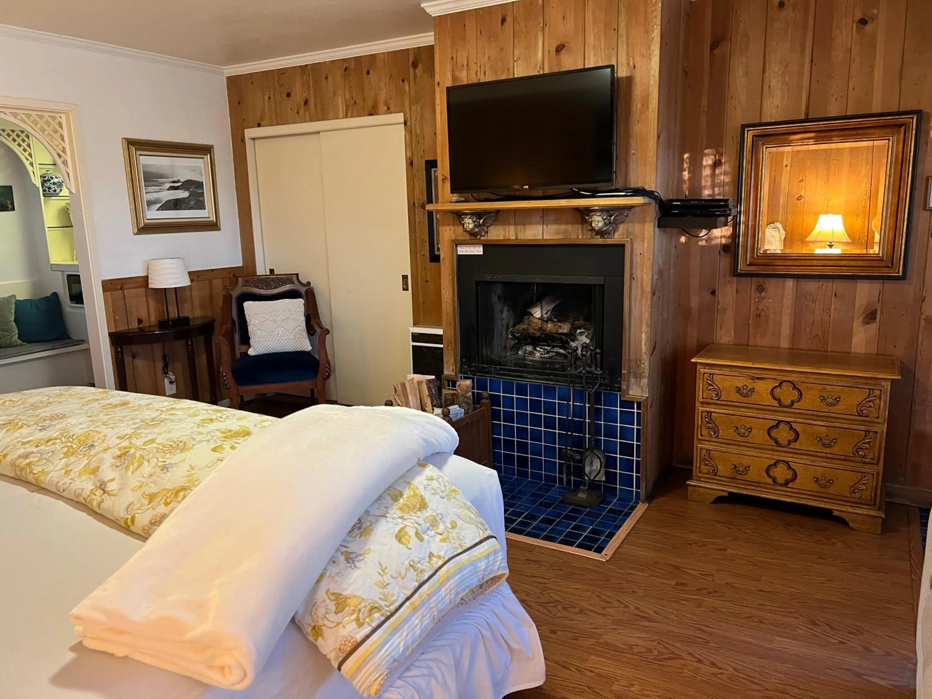 flat iron, Bed in Carmel Garden Inn