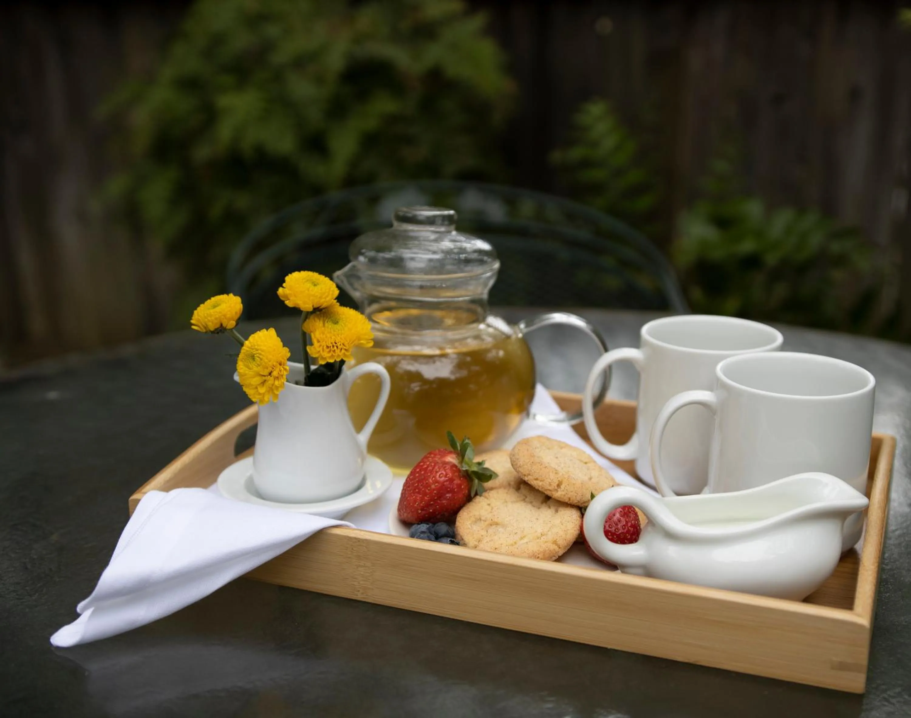 Food and drinks in Carmel Garden Inn
