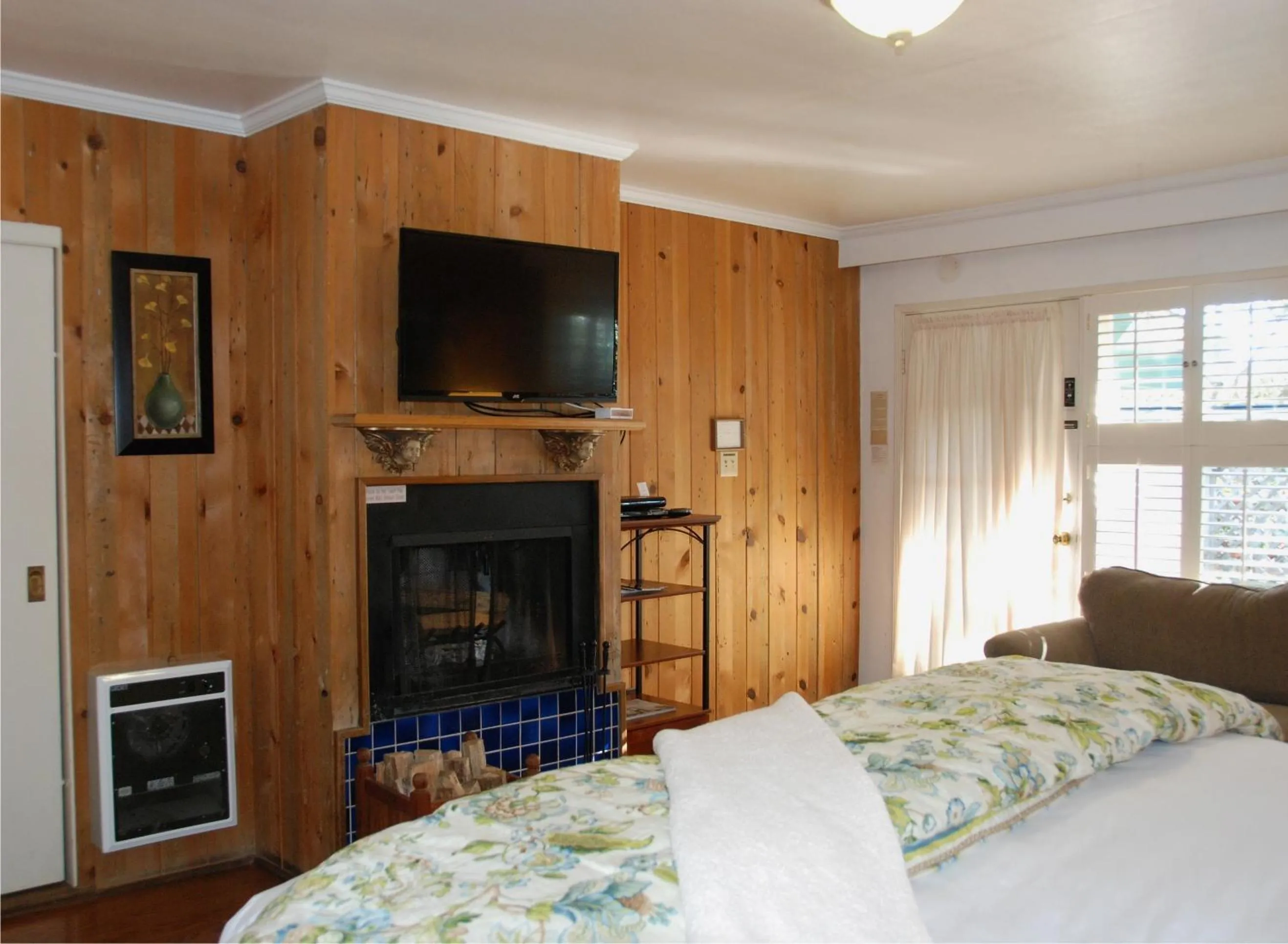 TV and multimedia, Bed in Carmel Garden Inn