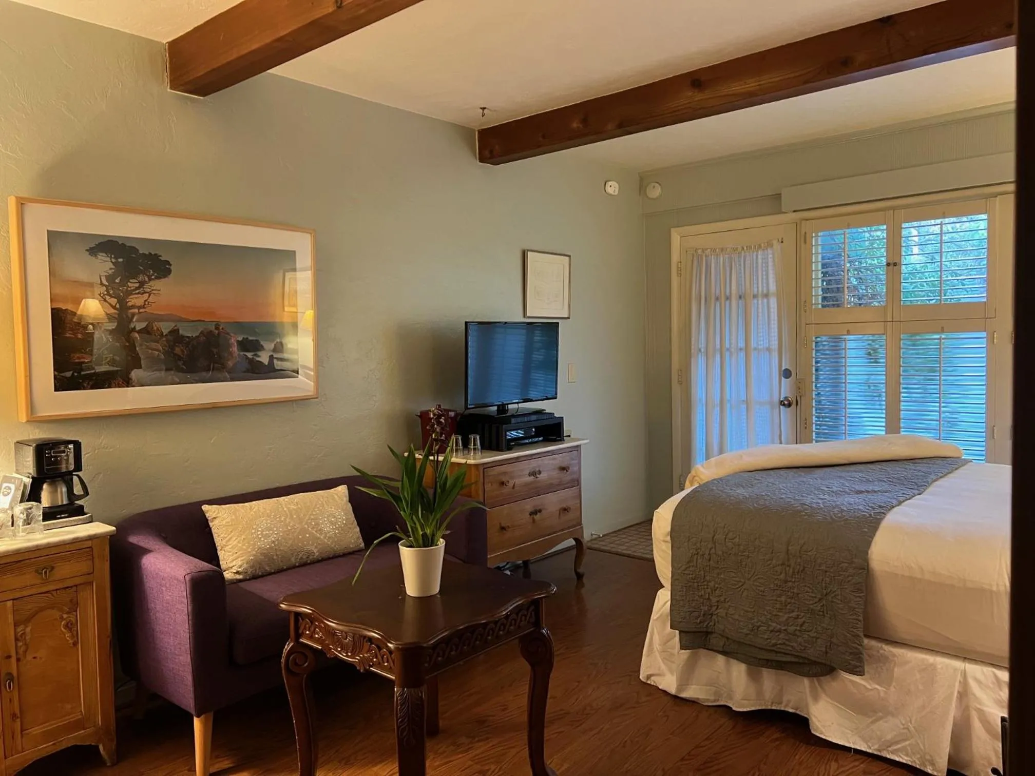 Bed in Carmel Garden Inn