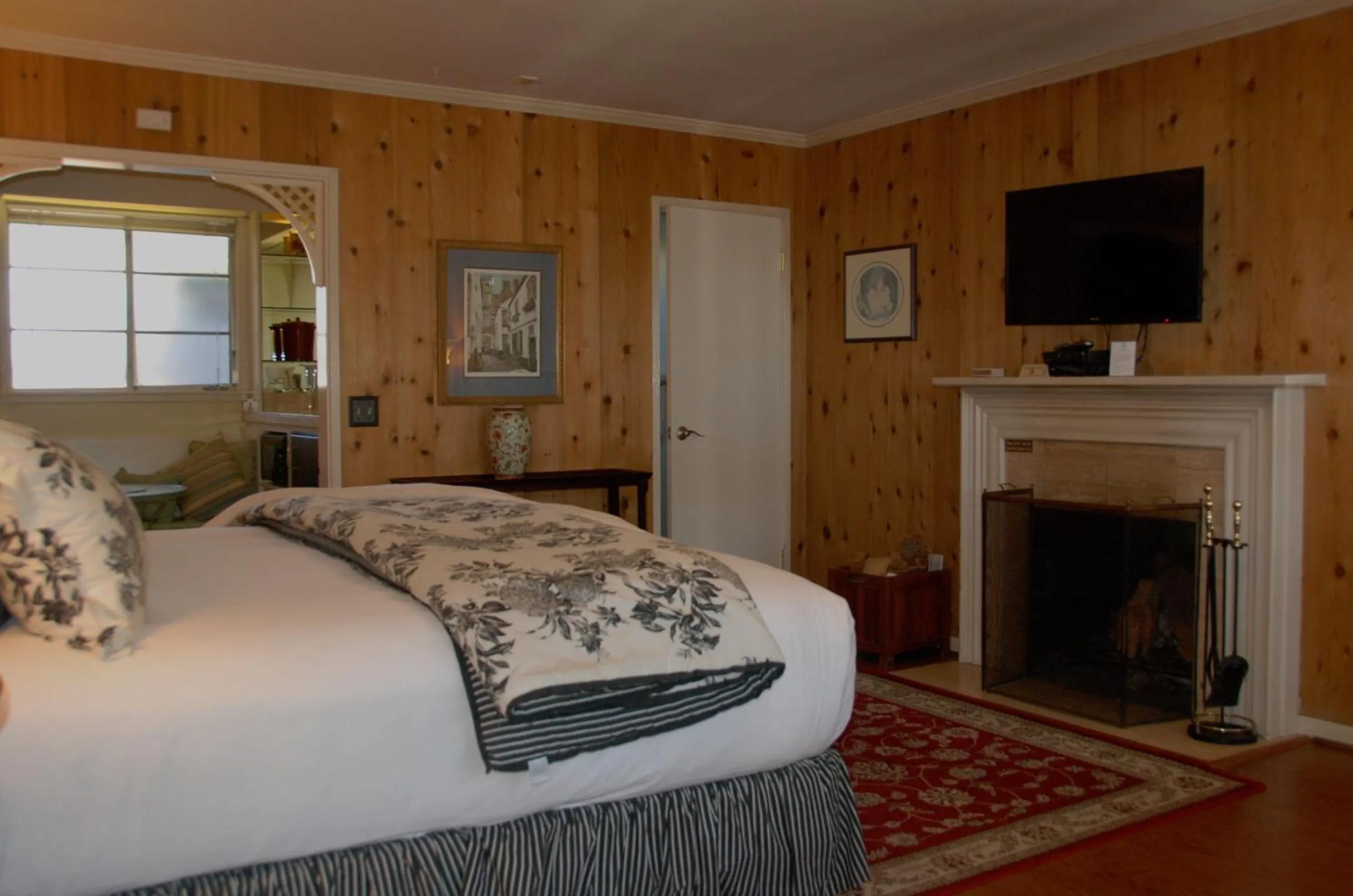 TV and multimedia, Bed in Carmel Garden Inn