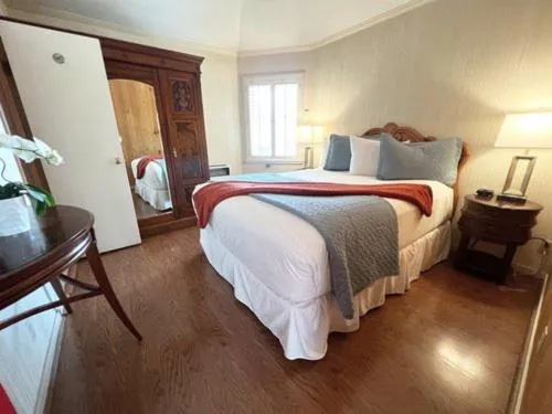 Bed in Carmel Garden Inn