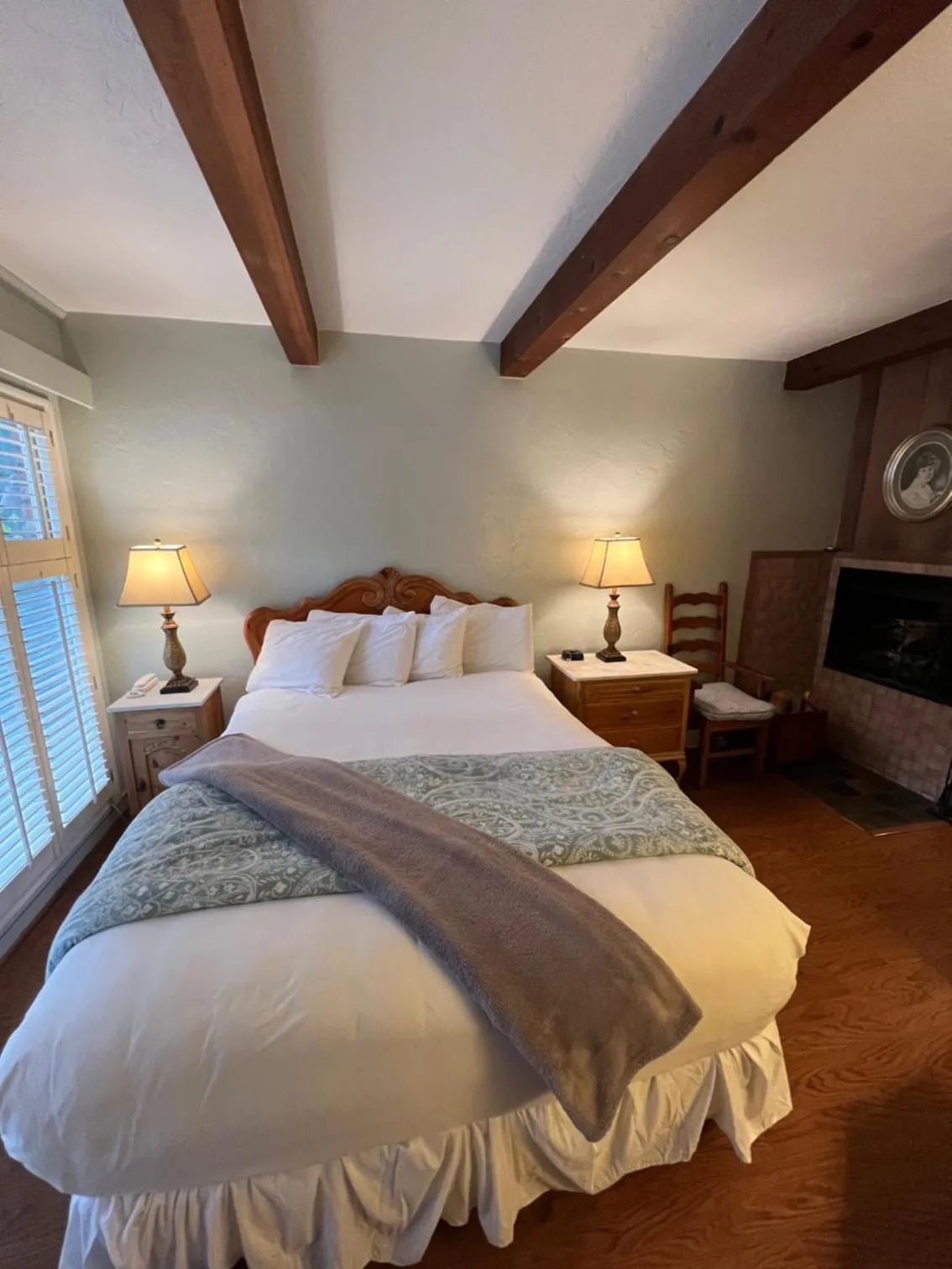 flat iron, Bed in Carmel Garden Inn