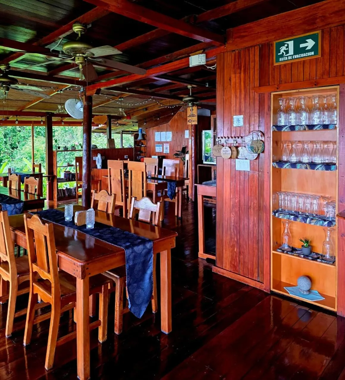 Restaurant/places to eat in Las Caletas Lodge