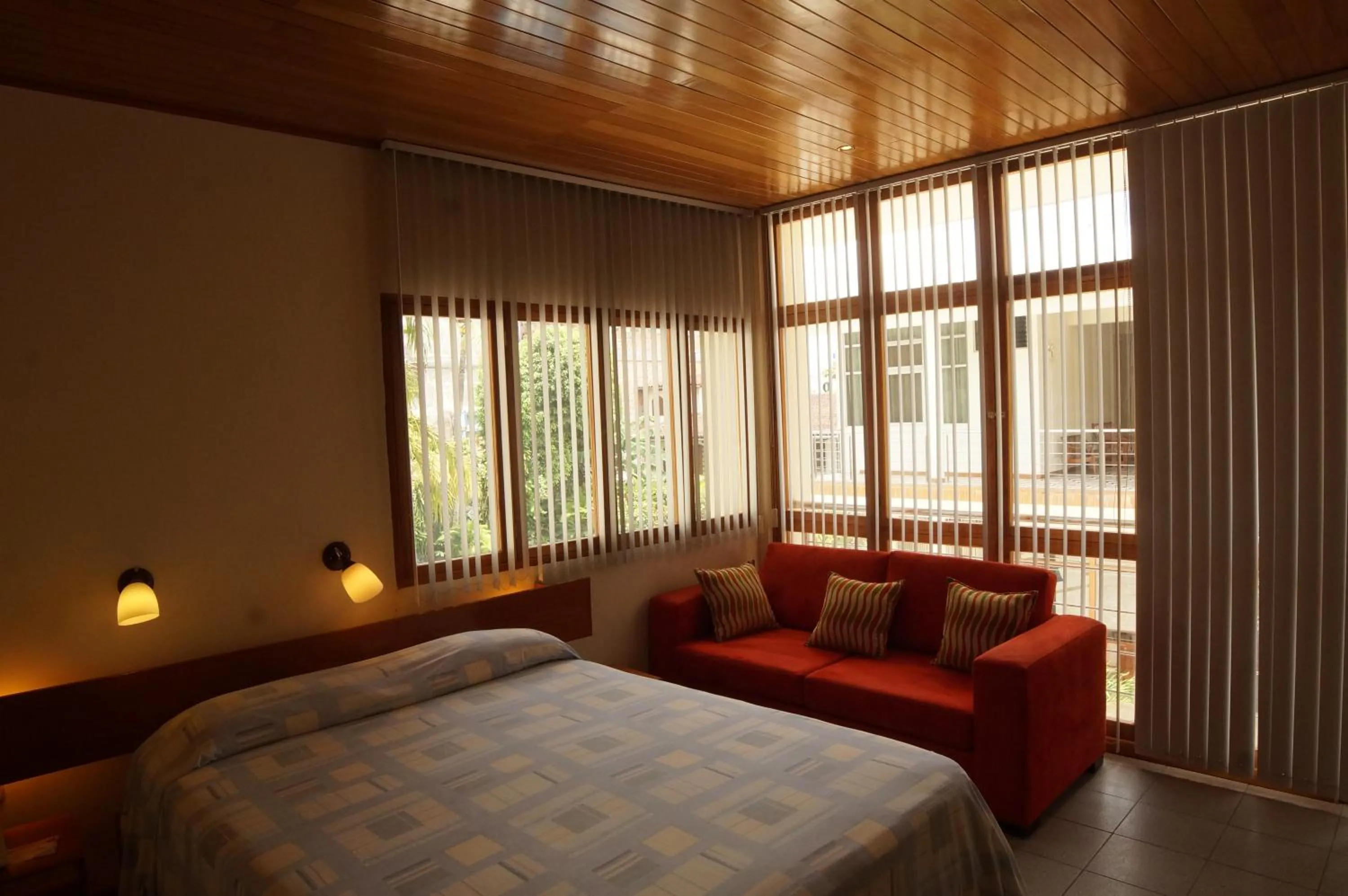 Property building, Bed in Grand Hotel Mercedes