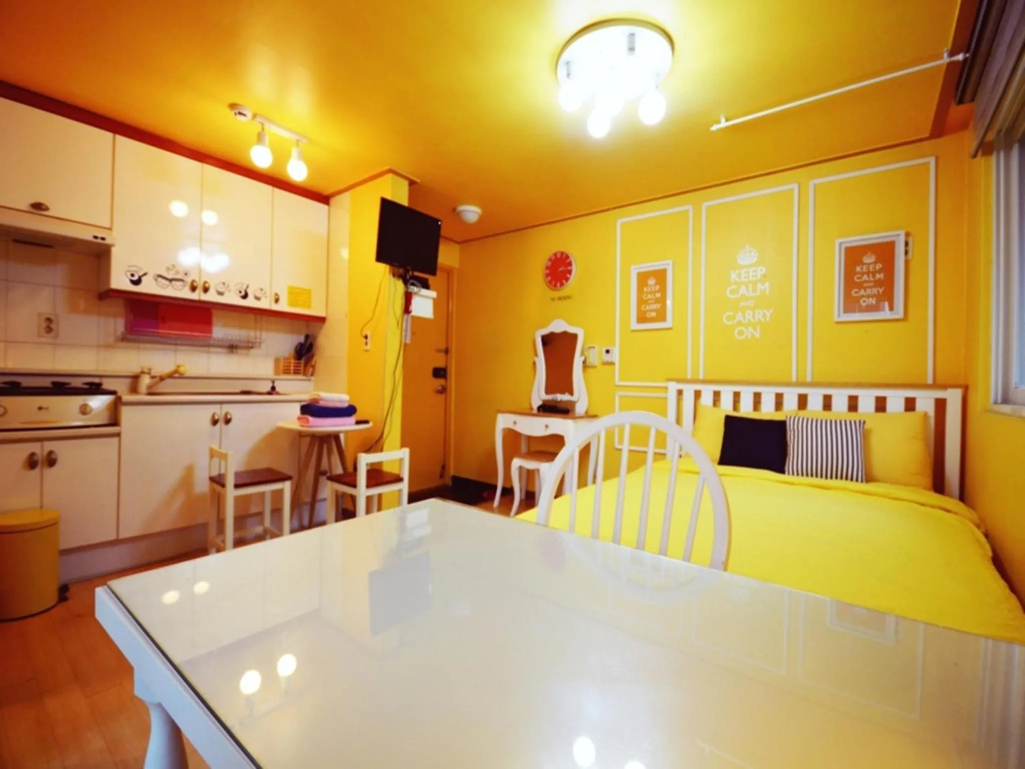 Kitchen or kitchenette, Bed in Han River Residence & Guesthouse