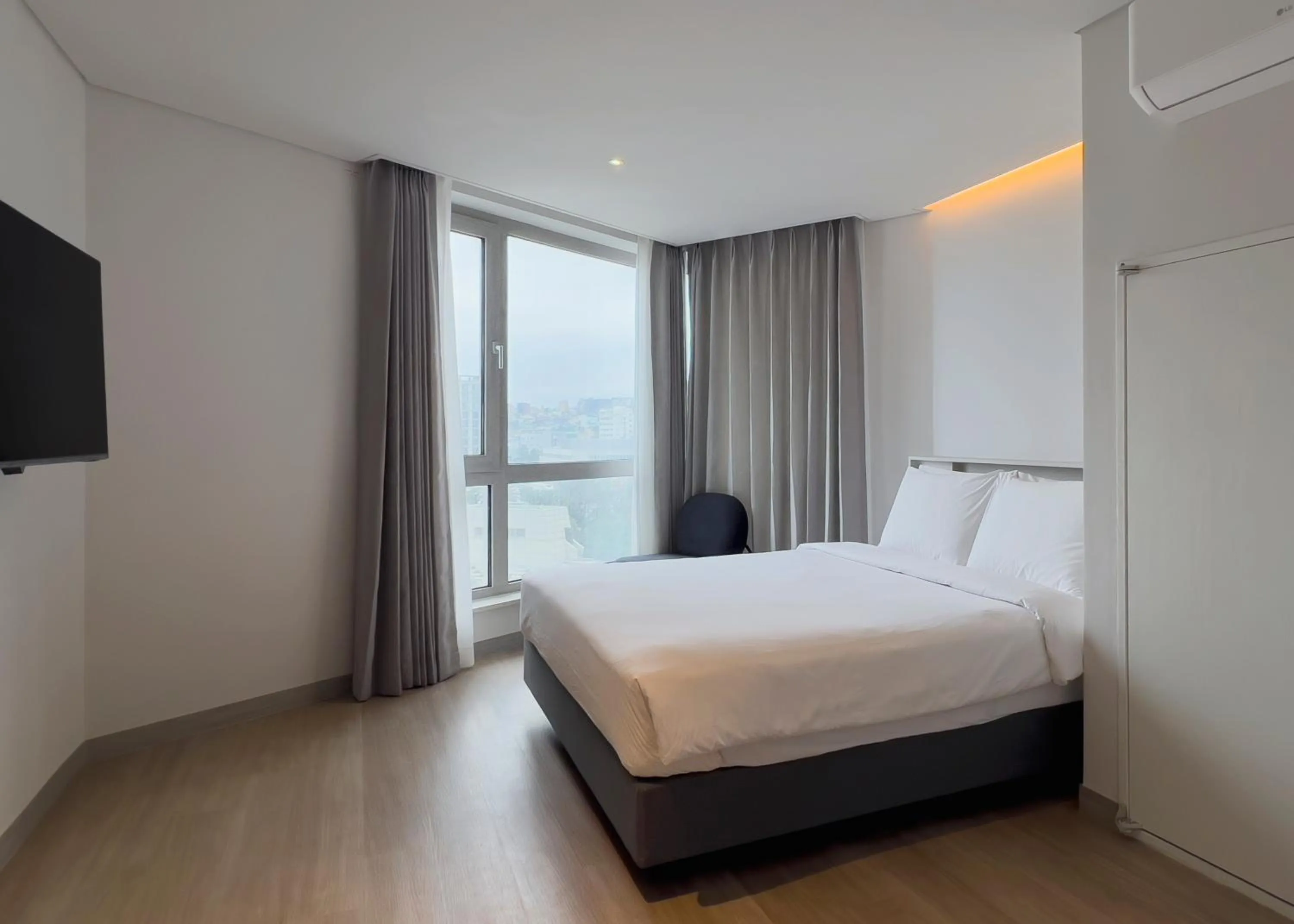 Photo of the whole room, Bed in Ocean Suites Jeju Hotel