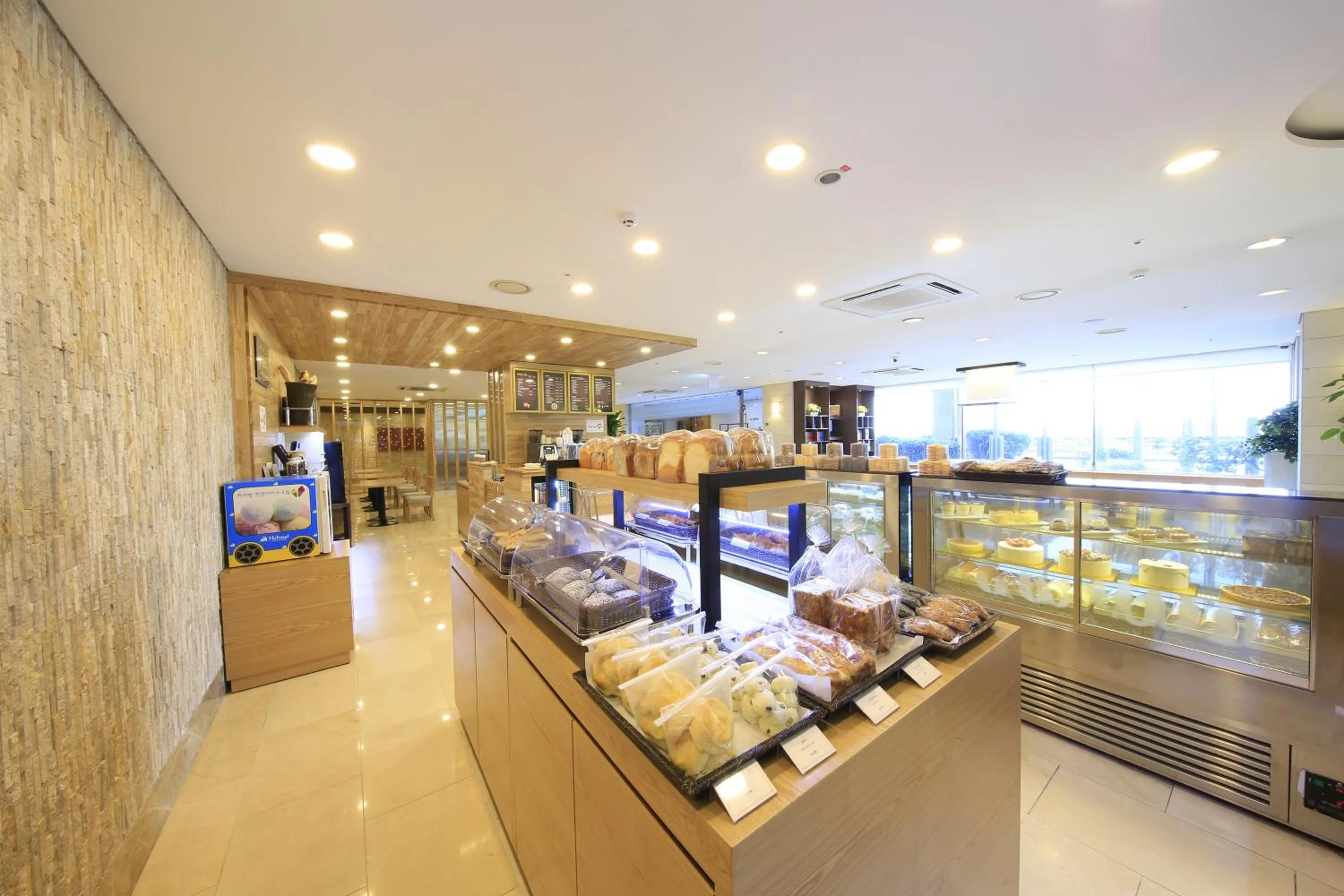 Lobby or reception in Ocean Suites Jeju Hotel