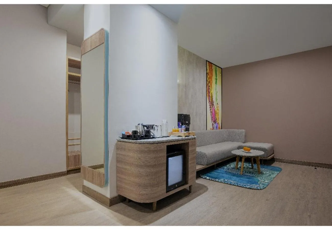 Living room in Harper Banjarmasin by ASTON