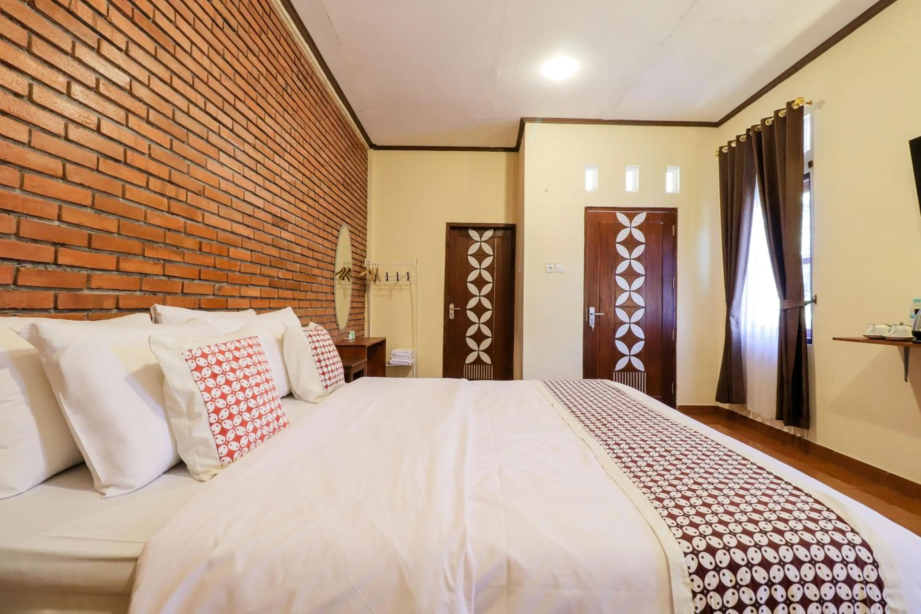 Bed in Hotel Ndalem Ayem Syariah