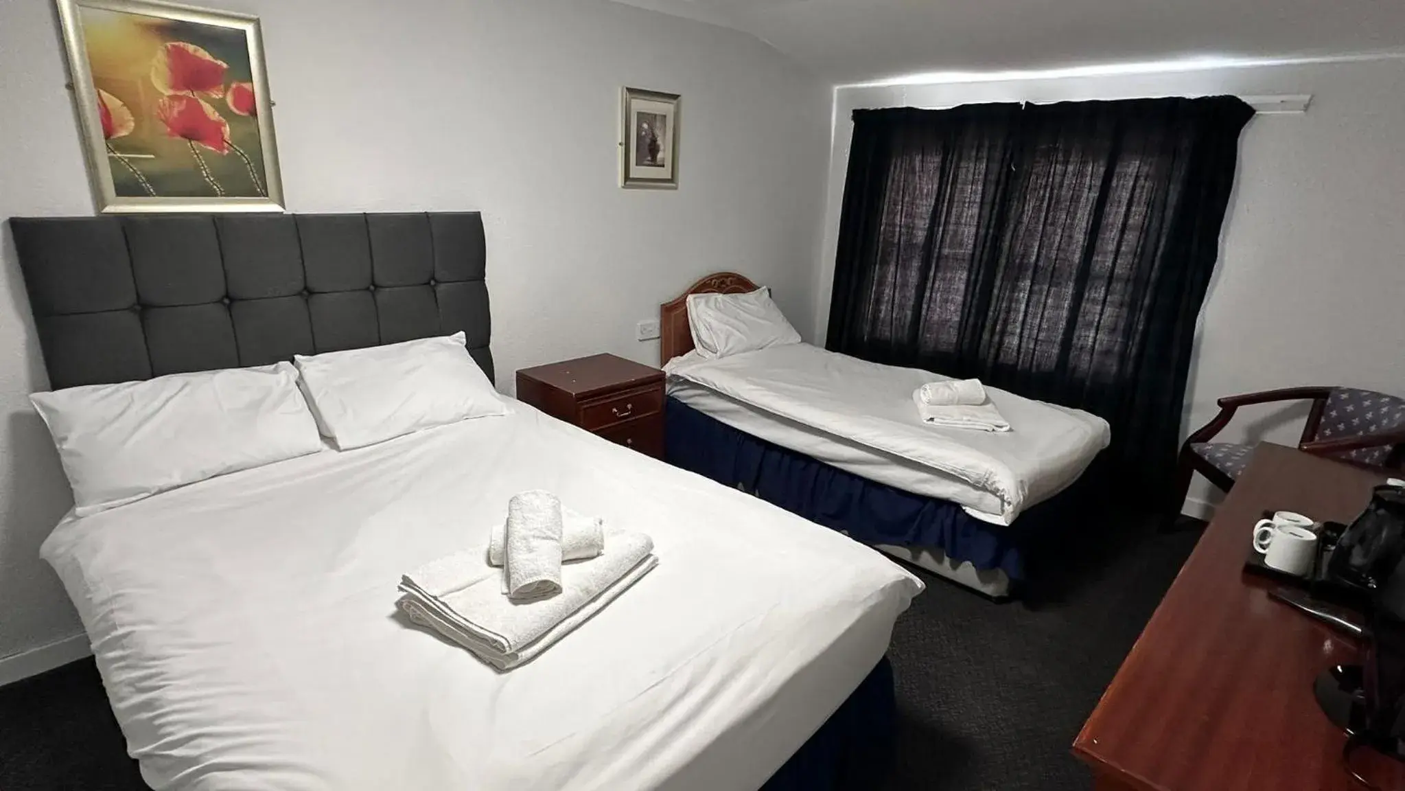 Family Room with Bath in The Bruce Hotel Family Room with Bath in The Bruce Hotel