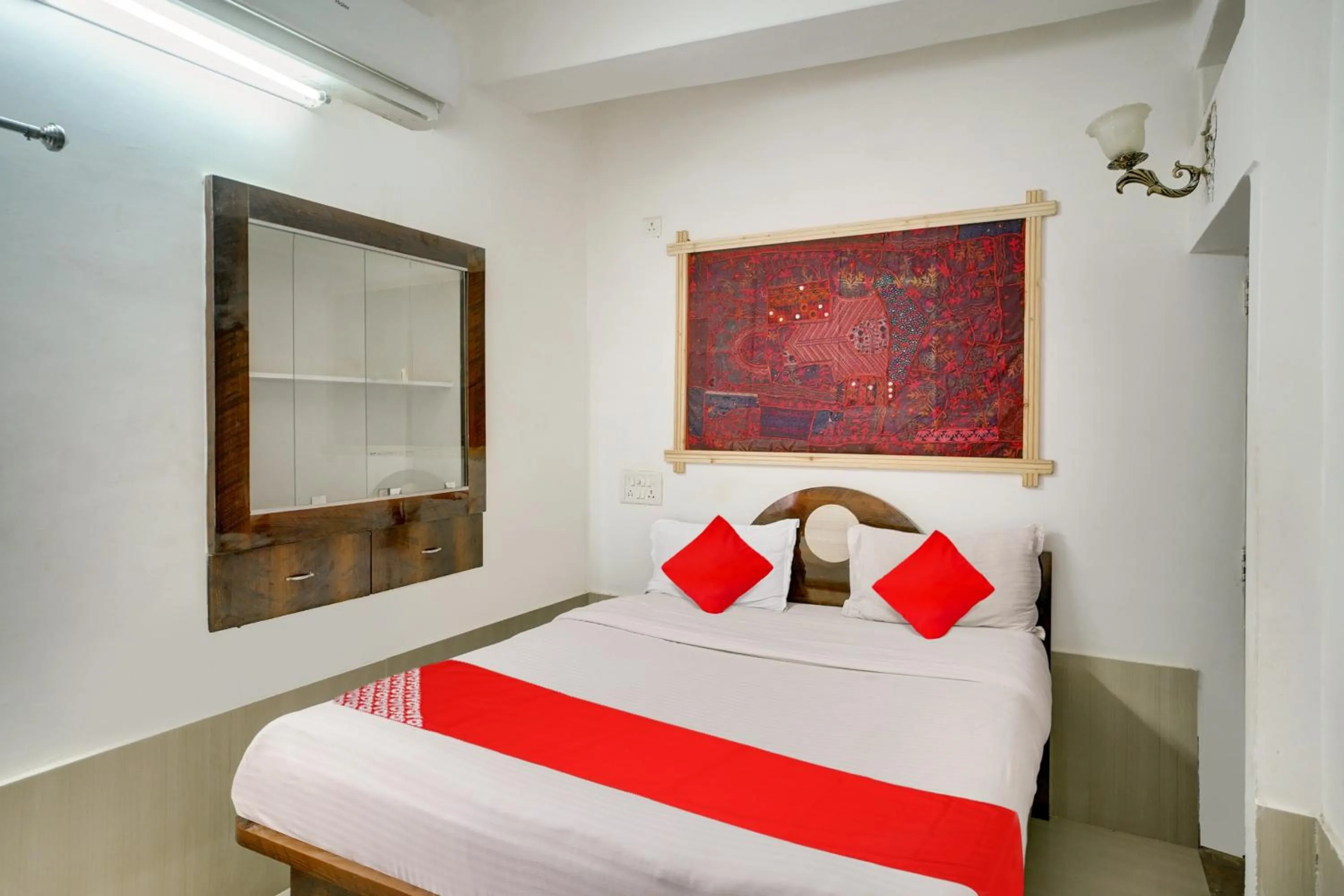 Facade/entrance, Bed in Hotel O Jaisalmer Heritage Haveli