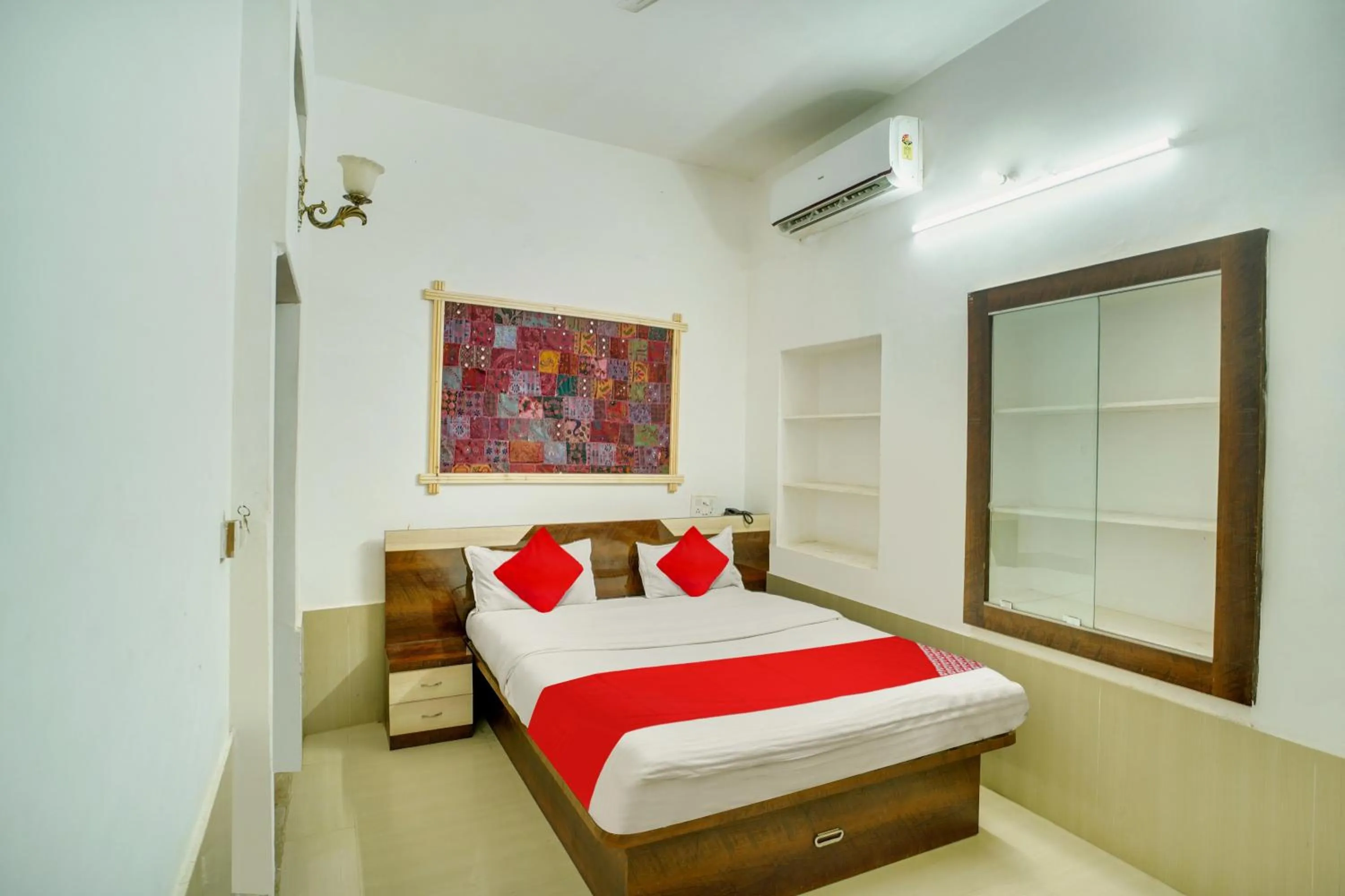 Facade/entrance, Bed in Hotel O Jaisalmer Heritage Haveli