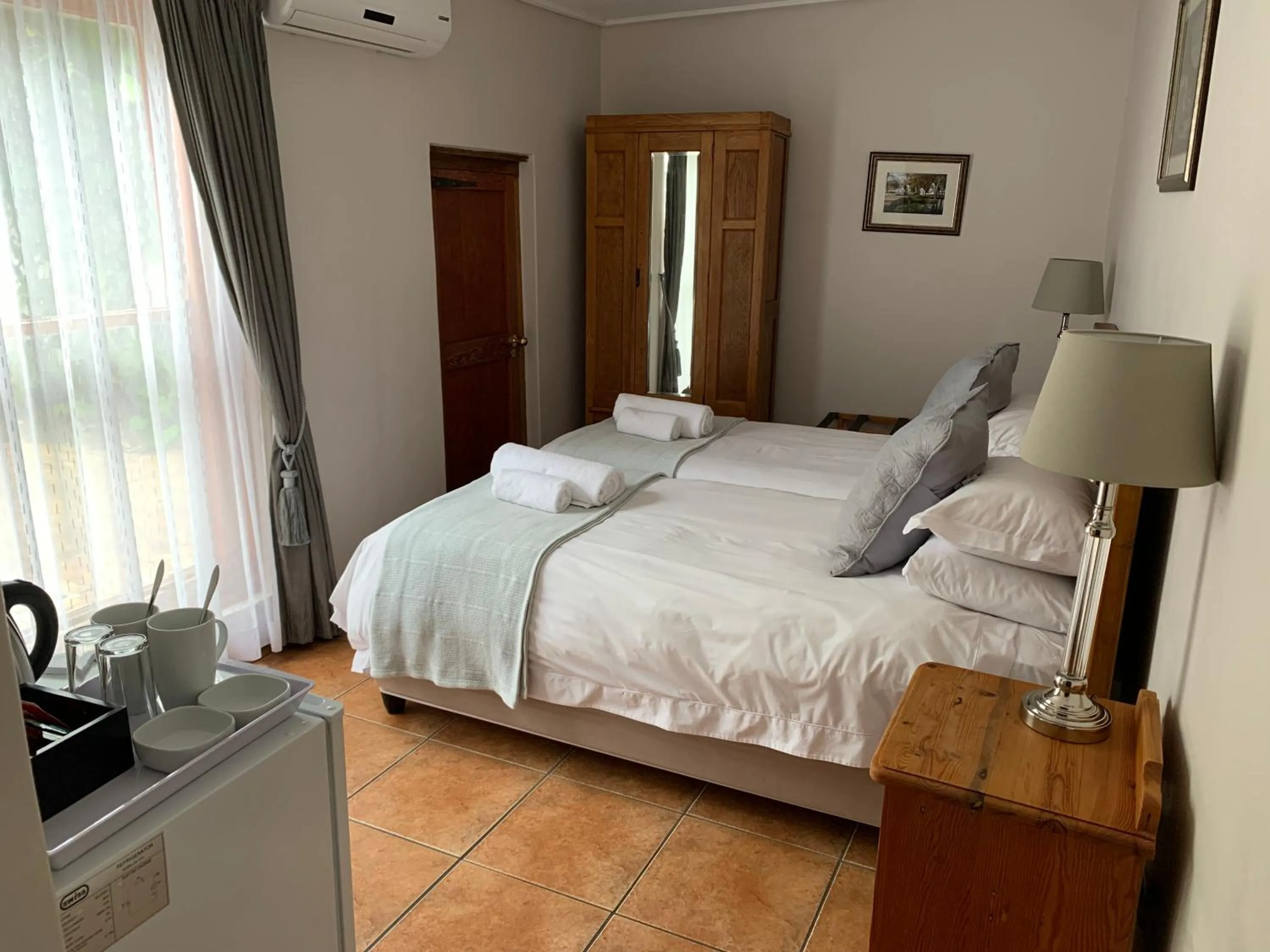 Swimming pool, Bed in Avenues Guest House