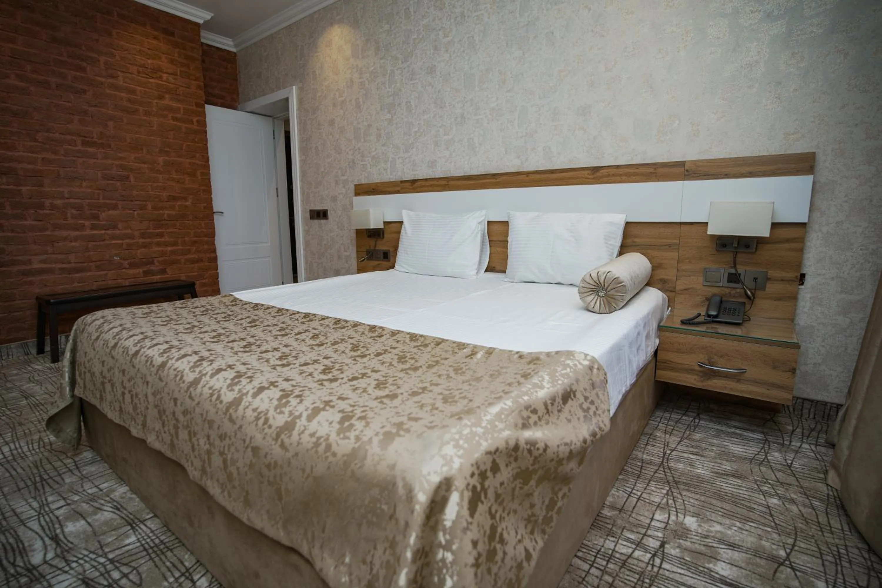 Bed in LakeSide Hotel & Spa