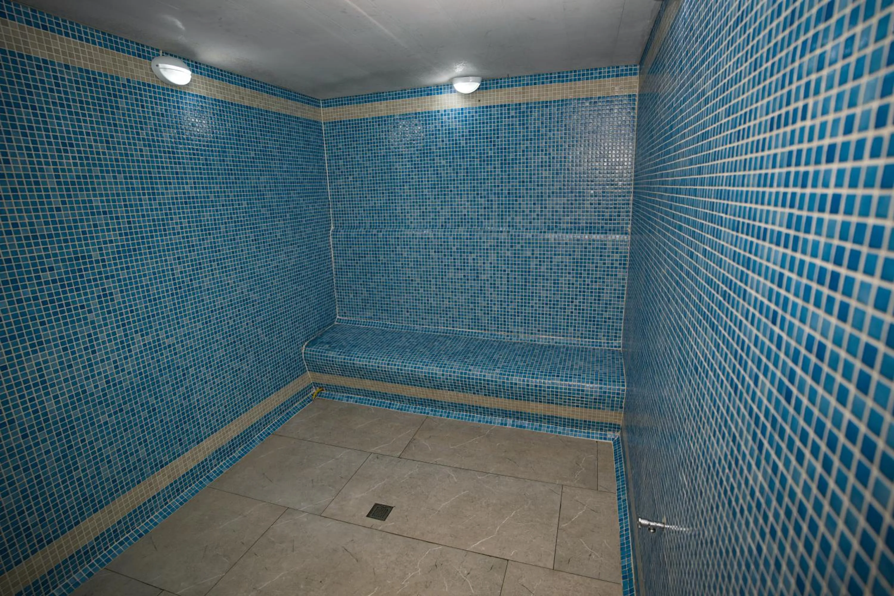 Steam room in LakeSide Hotel & Spa