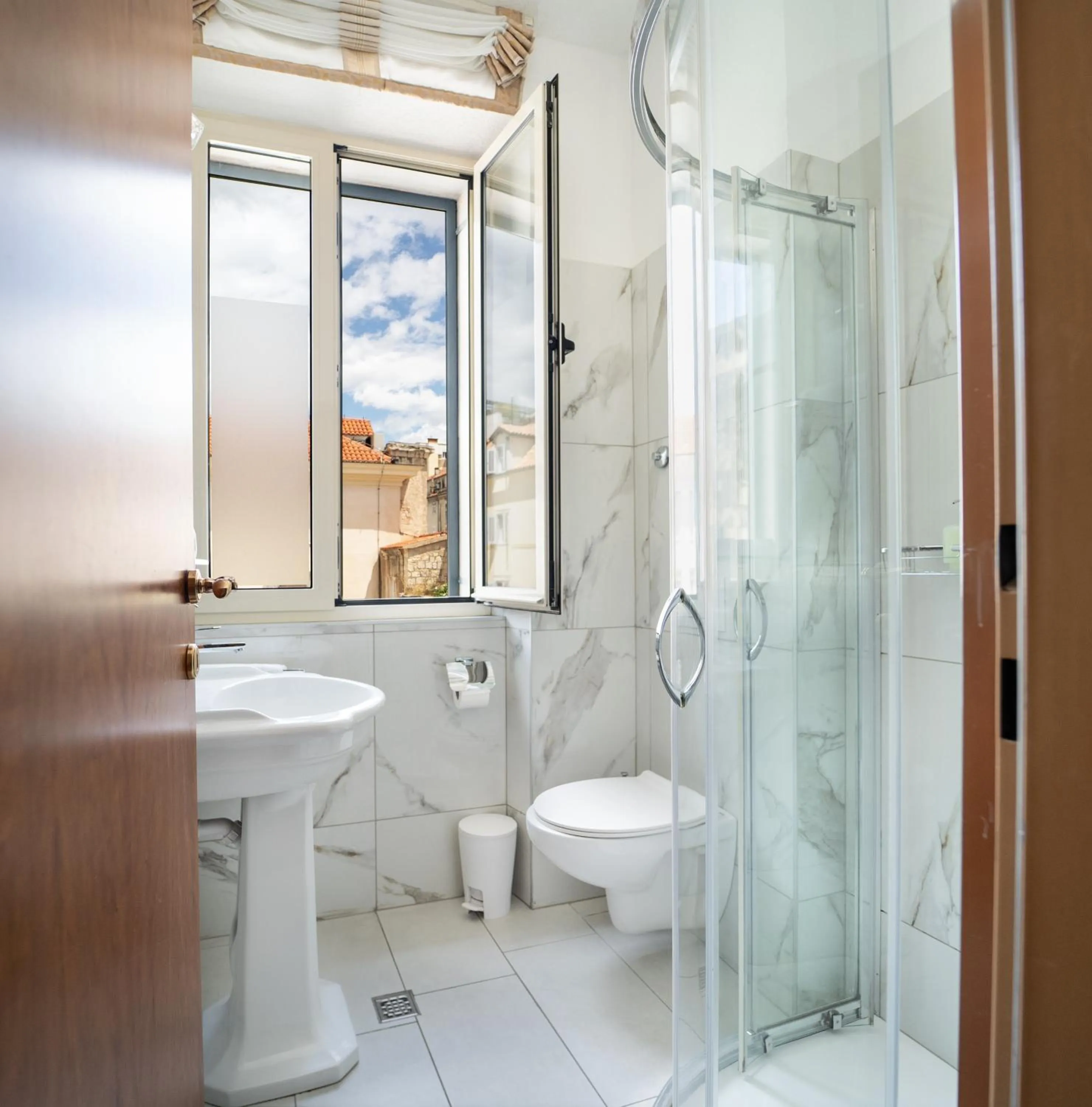 Shower in Hotel Peristil