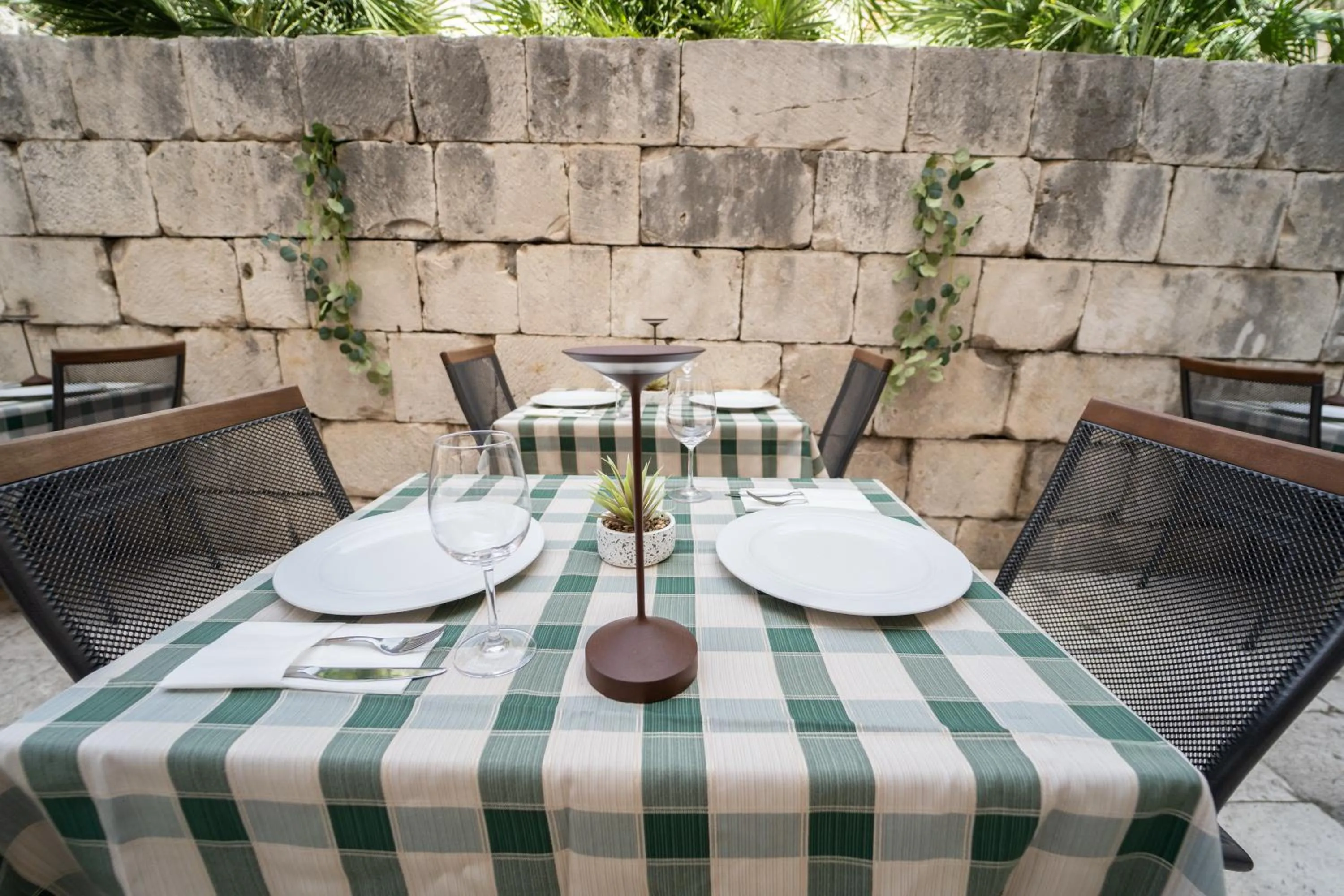 Restaurant/places to eat in Hotel Peristil