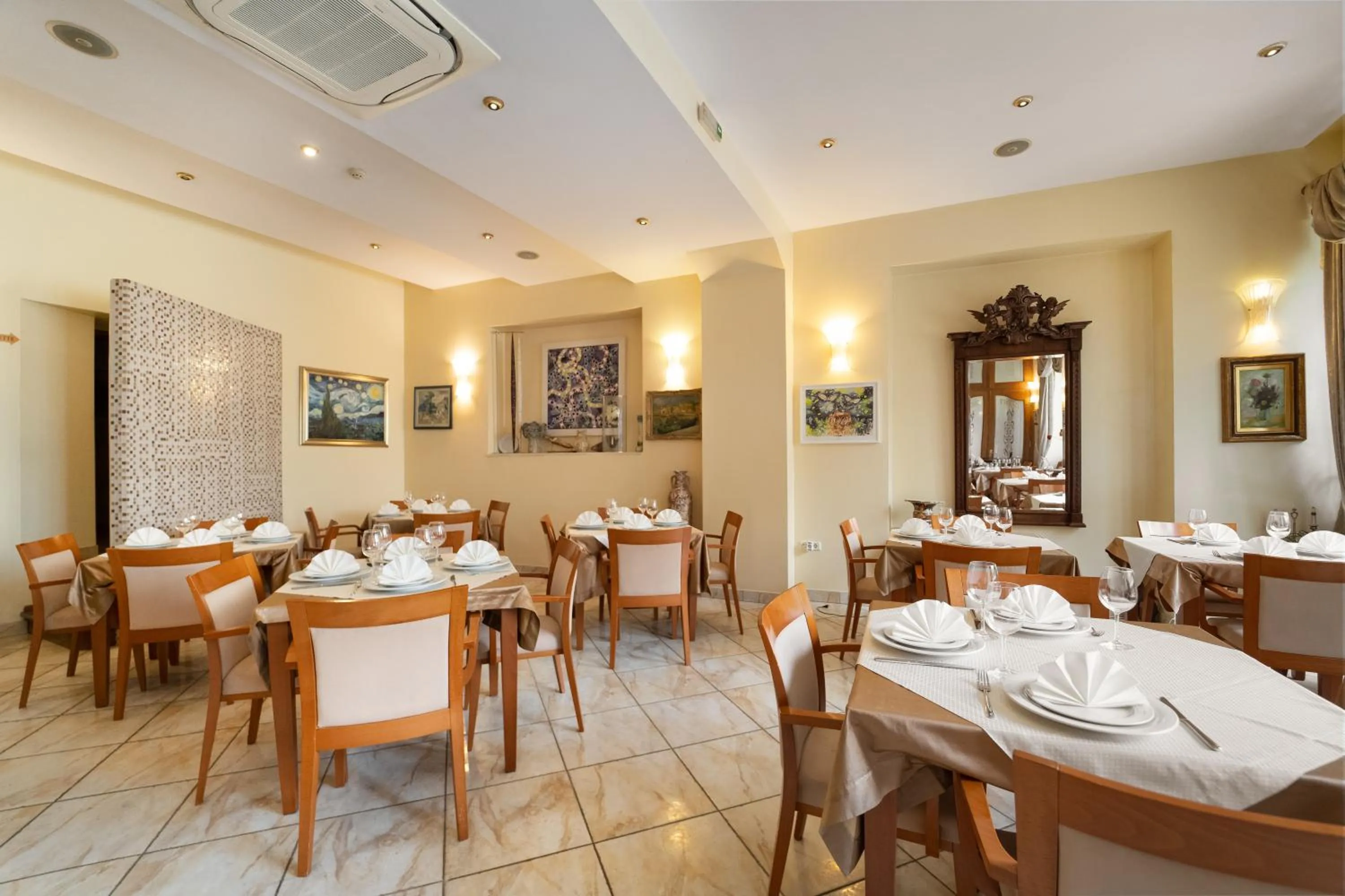 Restaurant/places to eat in Hotel Peristil