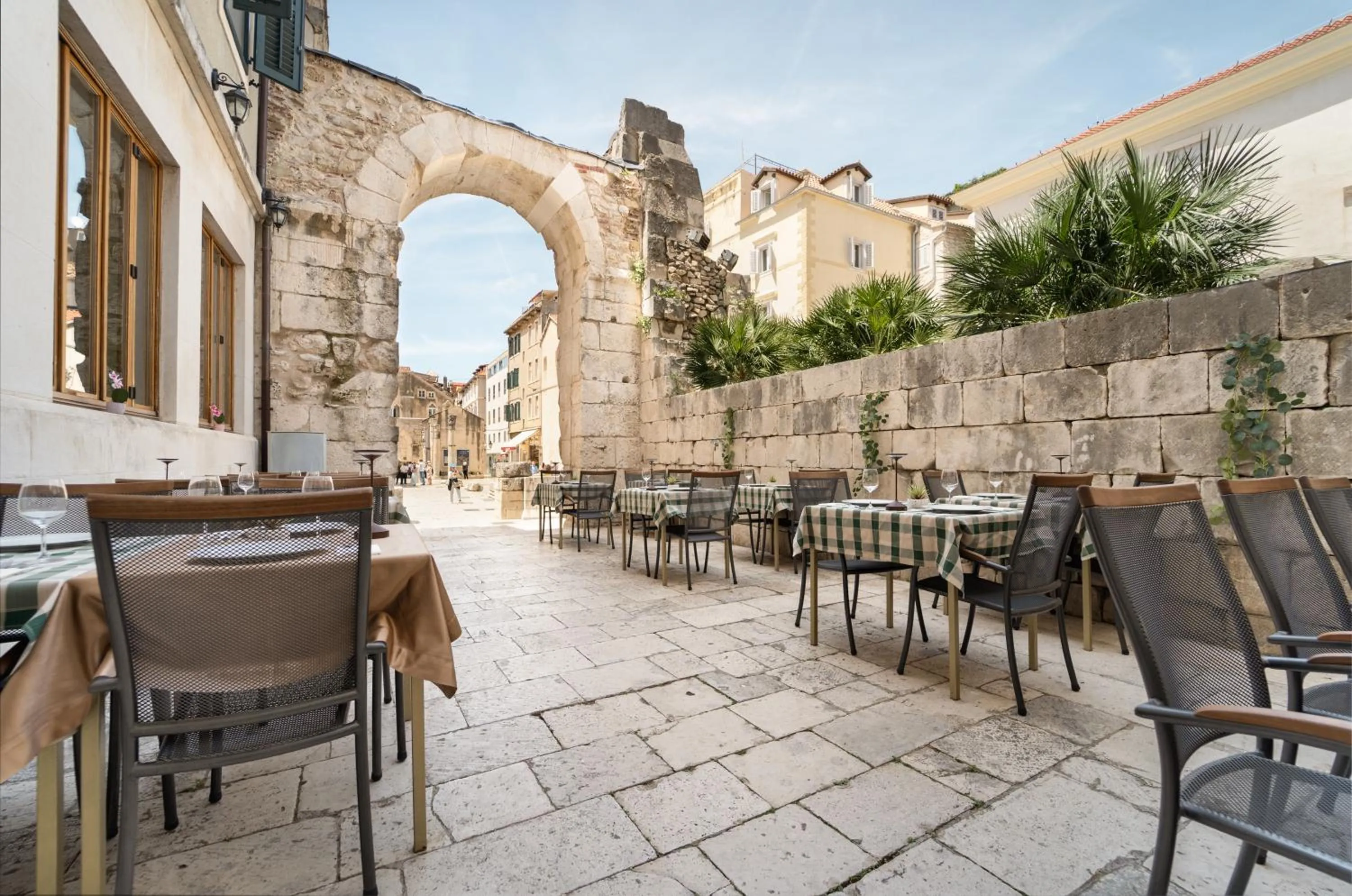 Restaurant/places to eat in Hotel Peristil