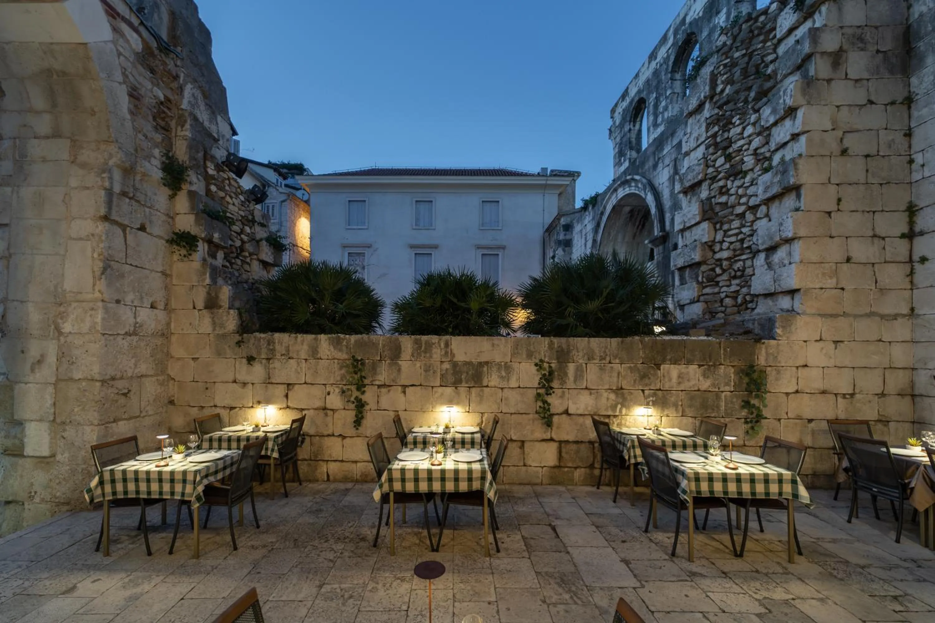 Restaurant/places to eat in Hotel Peristil