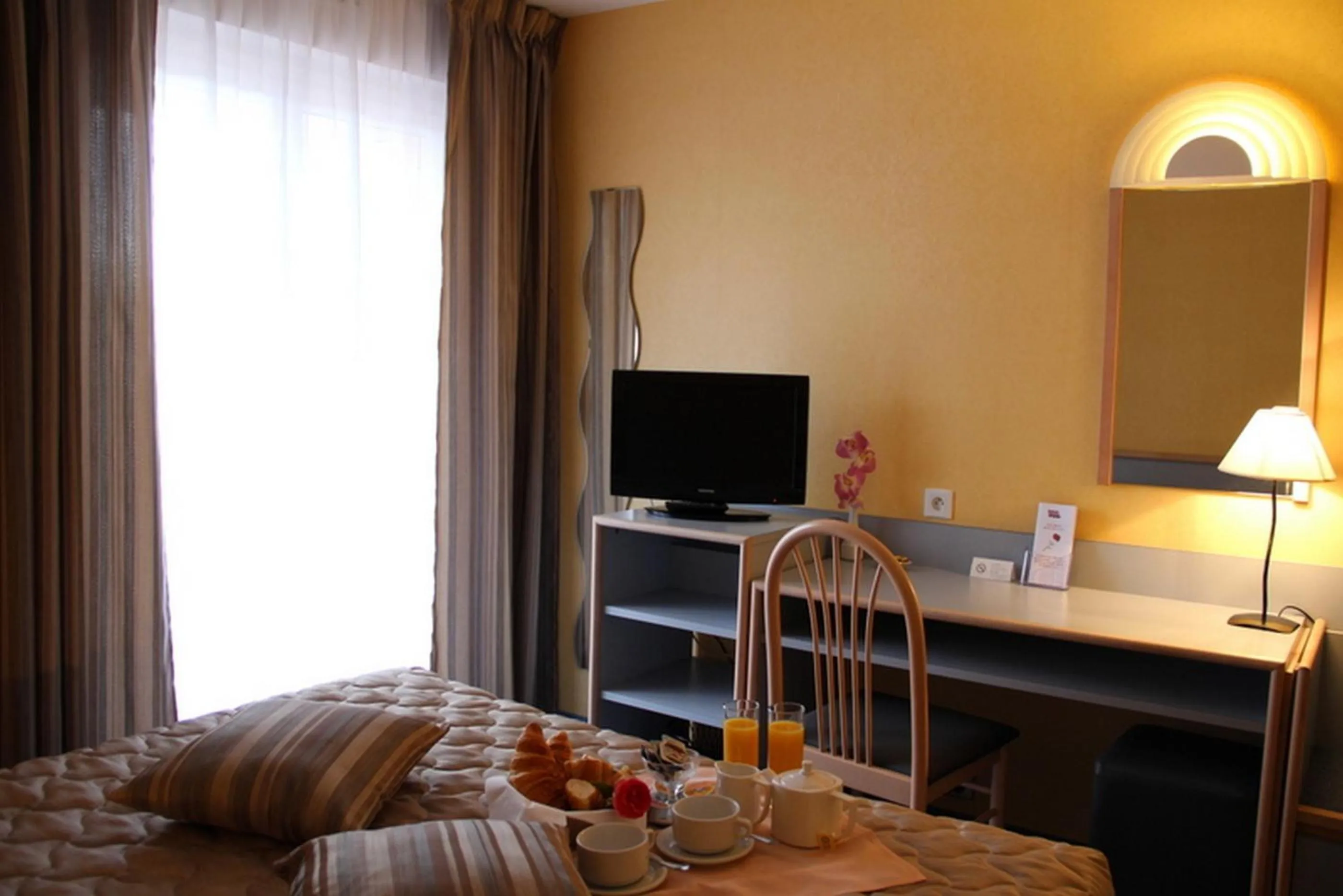 Photo of the whole room, Bed in Au Relais de l'Oust