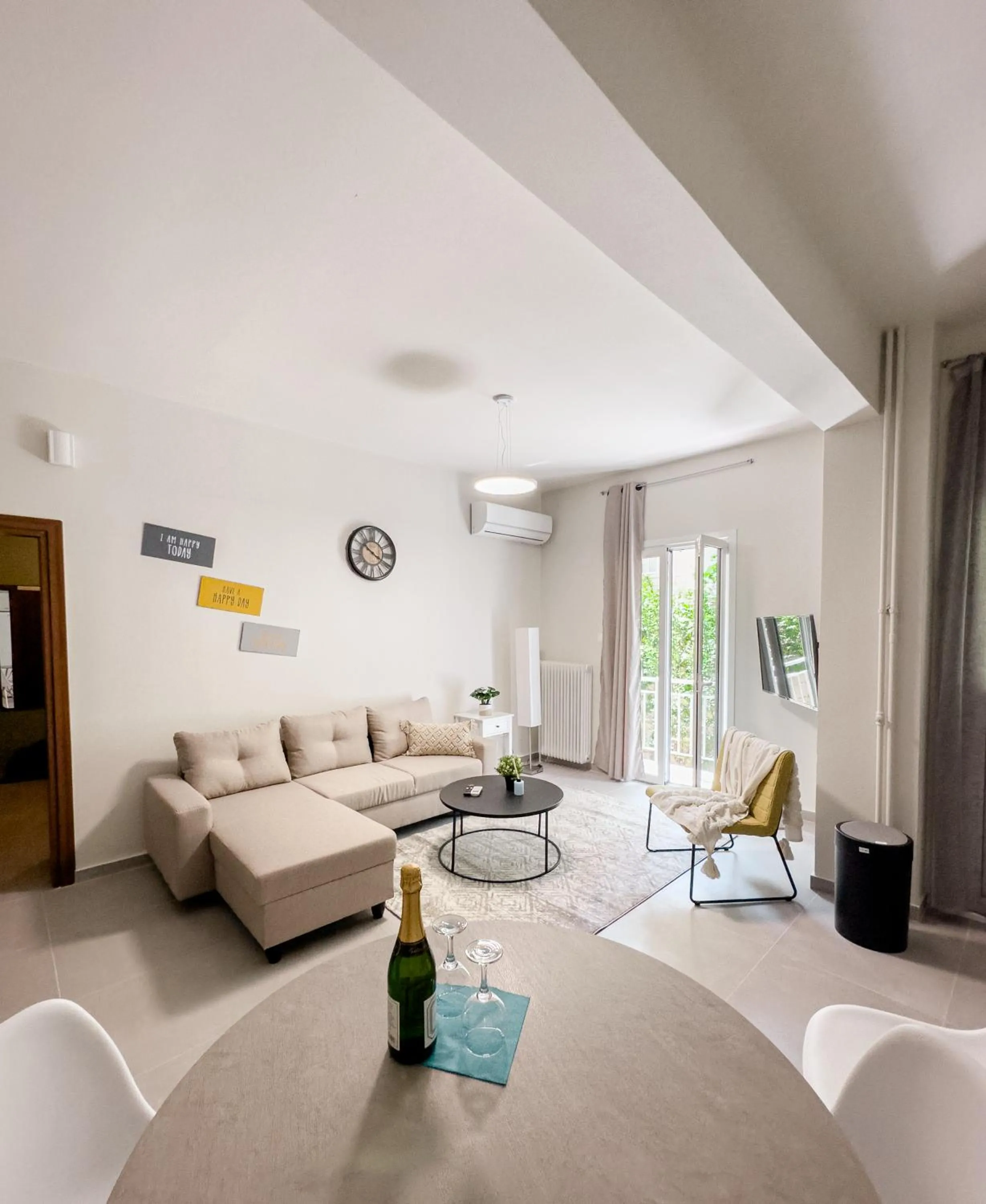 Metro Chic Haven: Modernized Urban Studio near the Tram